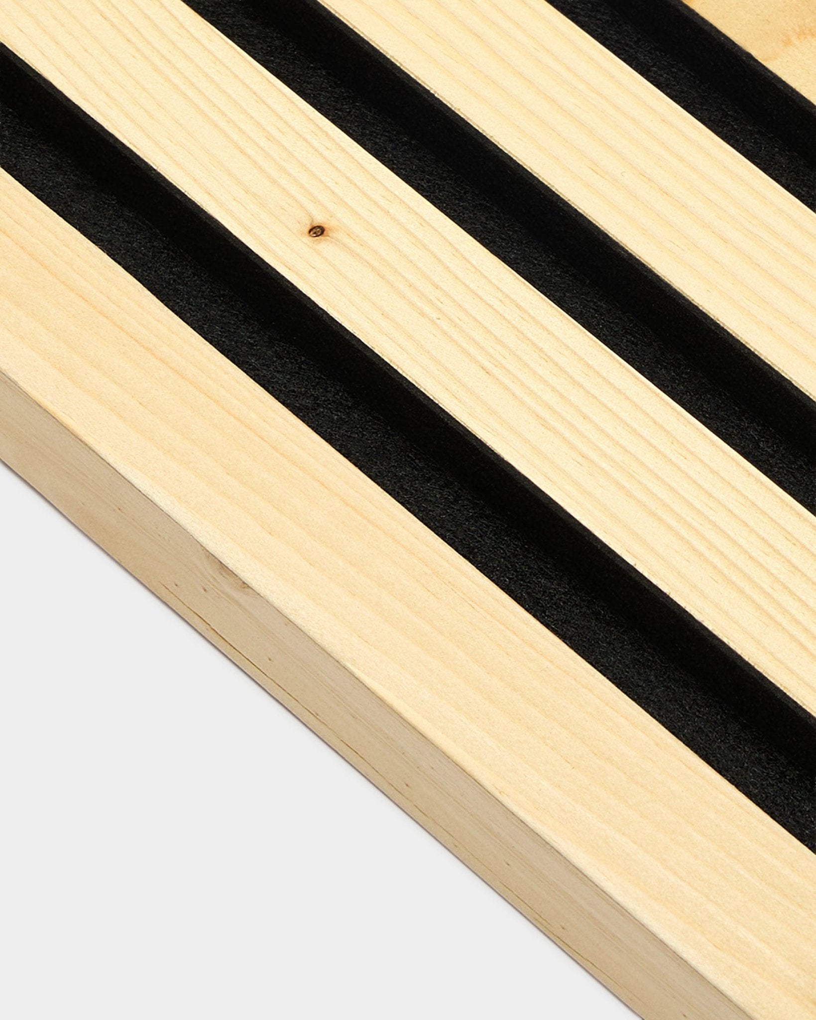 WoodUpp Alp Akoestisch paneel (2,2 cm) met parallelle vilten groeven black en MDF-frame, weergegeven tegen een egale witte achtergrond. Scandinavisch minimalistisch design.