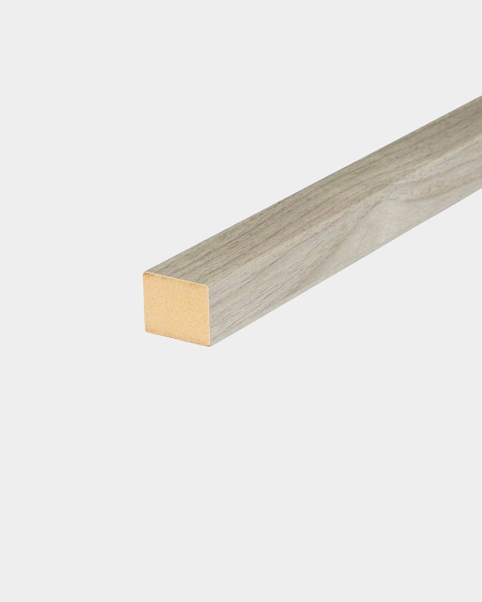 WoodUpp End Lamella in Weathered Oak, 2,2 cm breed, ontworpen voor MDF-frames of Akupanel Akoestisch paneel installatie, weergegeven op een effen witte achtergrond.