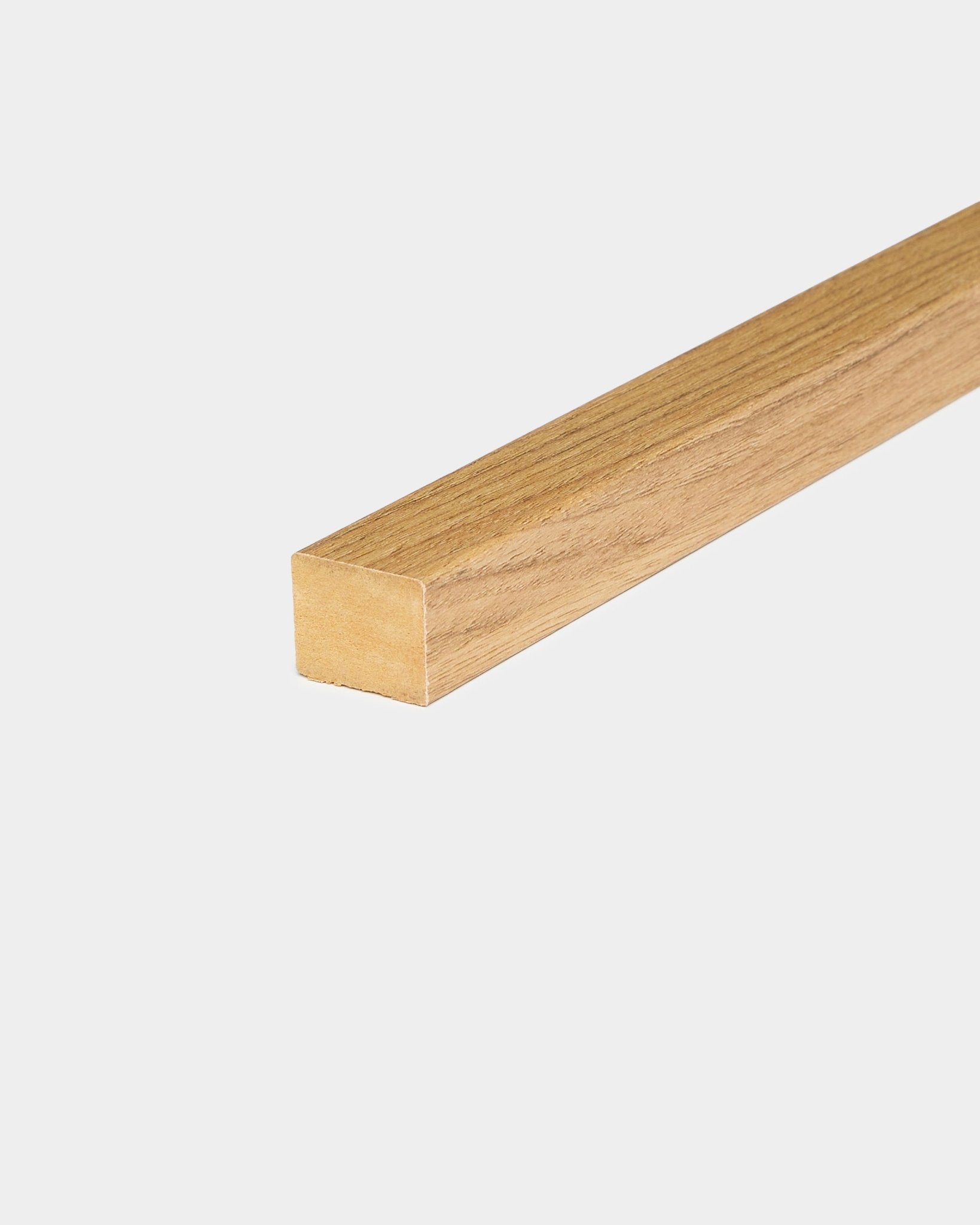 Eindlamel van Engels eiken met gladde afwerking, 2,2 cm dik, ontworpen als montage-accessoire voor WoodUpp Akupanel akoestische houten panelen en paneelwanden.