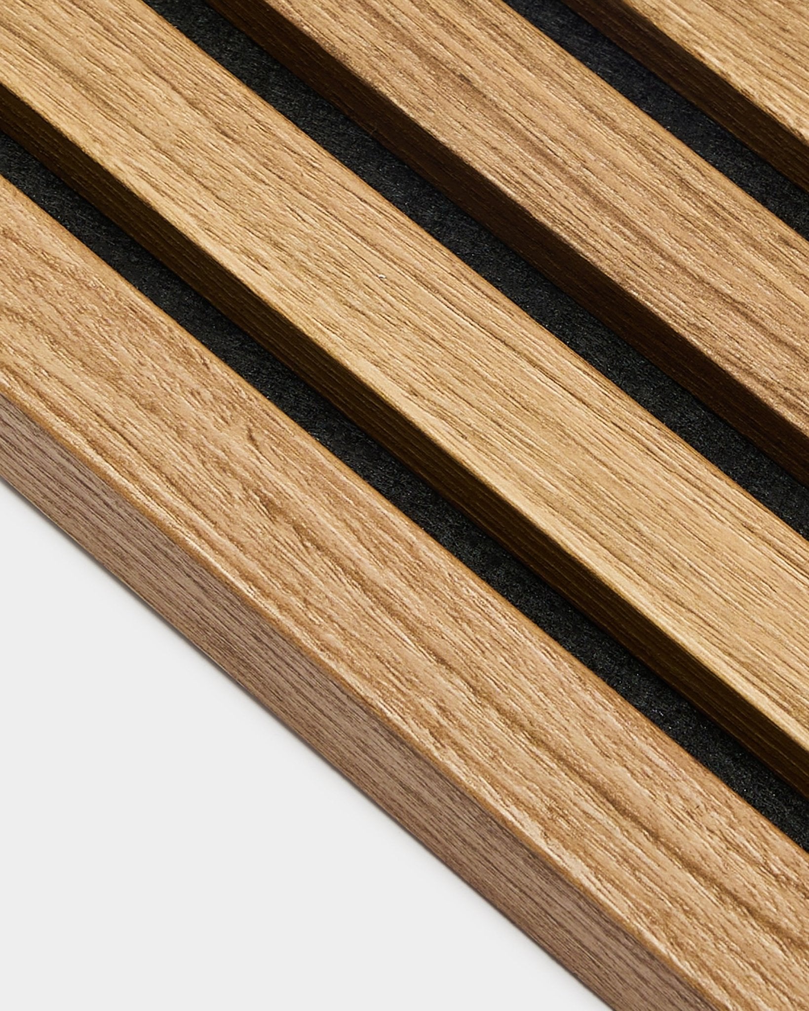 Close-up van WoodUpp Akupanel Akoestisch paneel: parallelle eindlamel-latten van Engels eiken, 2,2 cm breed, gemonteerd op een MDF-frame voor een minimalistische Scandinavische uitstraling.