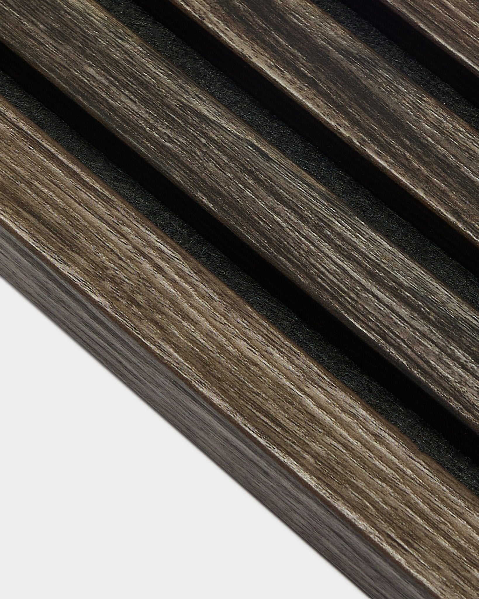 Close-up van donker eiken Akoestisch paneel latten met black tussenruimtes, waarin de textuur en details van de WoodUpp Akupanel End Lamella van 2,2 cm dik goed zichtbaar zijn.