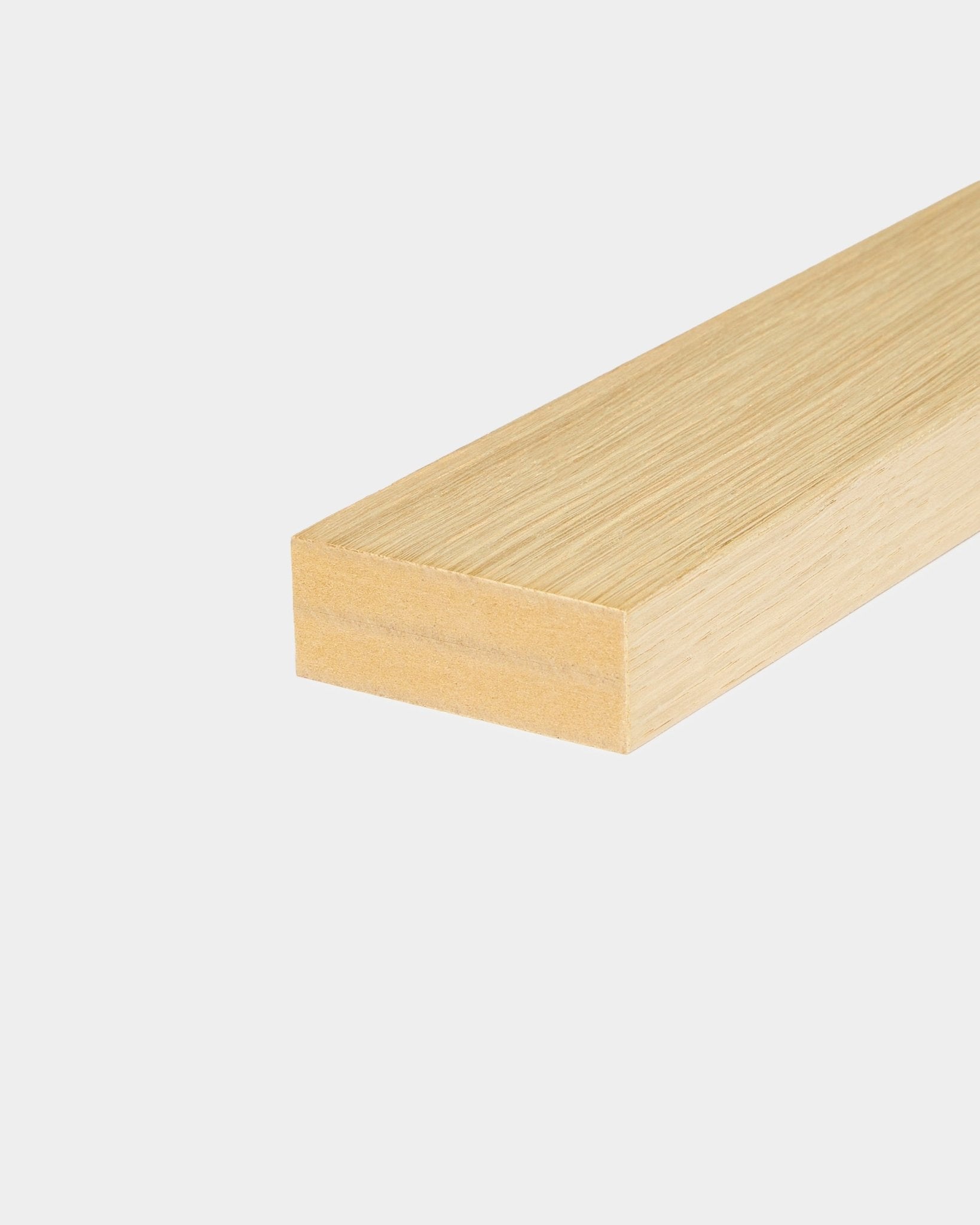 WoodUpp End Lamella Classic Oak (6,7 cm) lat, ontworpen voor Akupanel Akoestisch paneel installaties, weergegeven op een effen witte achtergrond.