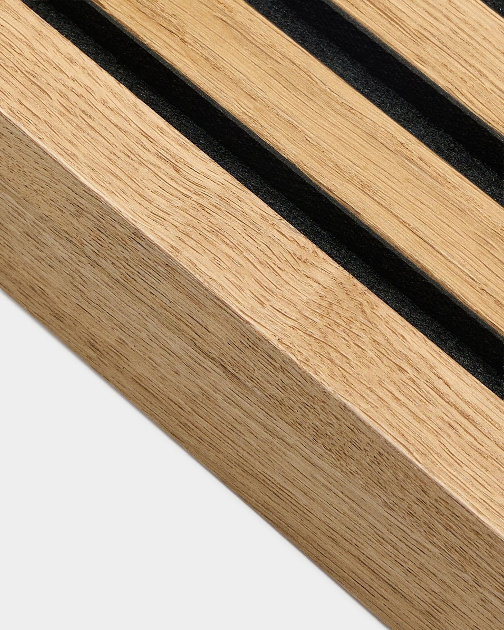Close-up van WoodUpp Akupanel Akoestisch paneel in Rustic Brown Oak, een 6,7 cm brede eindlamel met parallelle black groeven en een houtnerf met structuur.