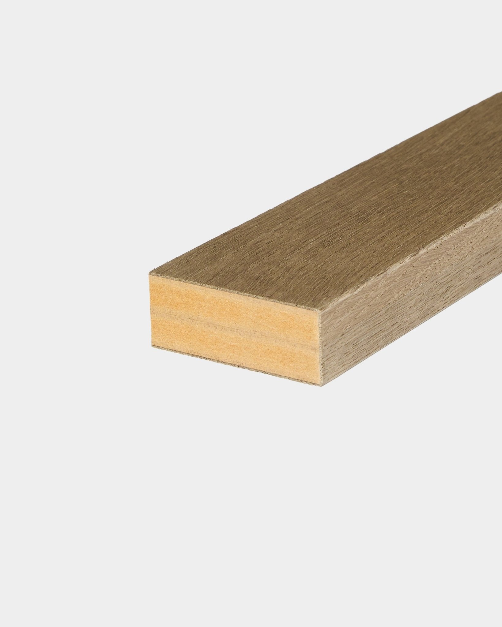 WoodUpp eindlamel in rustiek grey oak, 6,7 cm breed, ontworpen als afwerking voor Akupanel akoestische houten panelen of wandinstallaties met panelen.