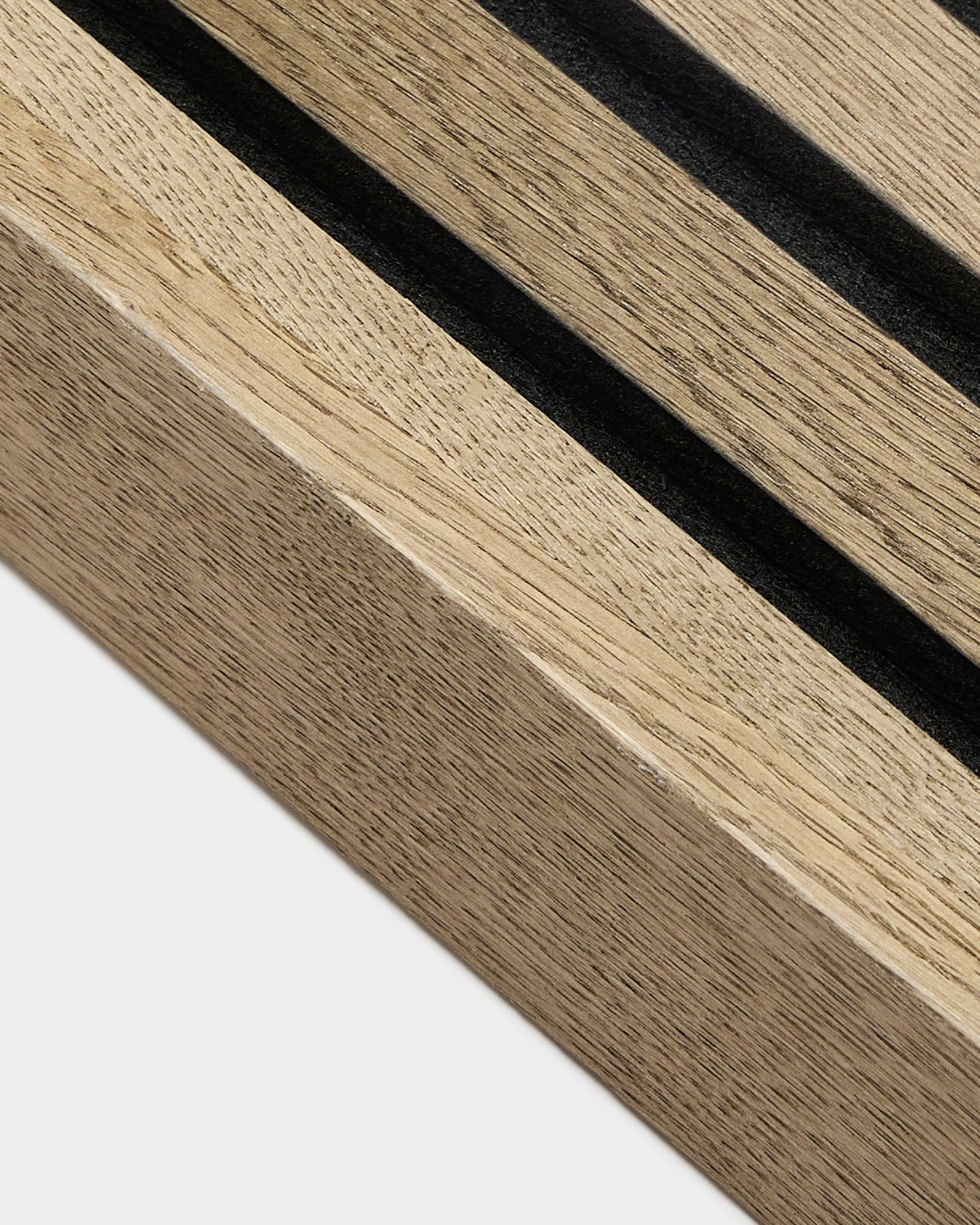 Close-up van WoodUpp Akupanel accessoire: eindlamel in Rustic Grey Oak (6,7 cm) met donkere, smalle groeven langs de lichte Nordische houtnerf en het gestructureerde oppervlak.