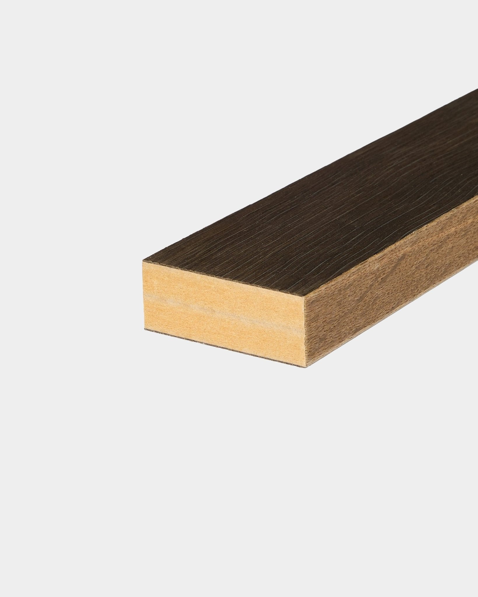 WoodUpp eindlamel in Rustic Smoked Oak (6,7 cm), ontworpen voor Nordic Akupanel Akoestisch paneel-installaties, weergegeven op een witte achtergrond.