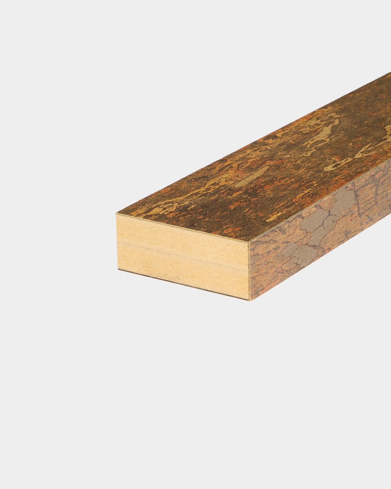 WoodUpp Akupanel eindlamel in Oxide-afwerking, 6,7 cm breed, ontworpen voor een naadloze Akoestisch paneel- of lattenwandinstallatie op elk oppervlak.