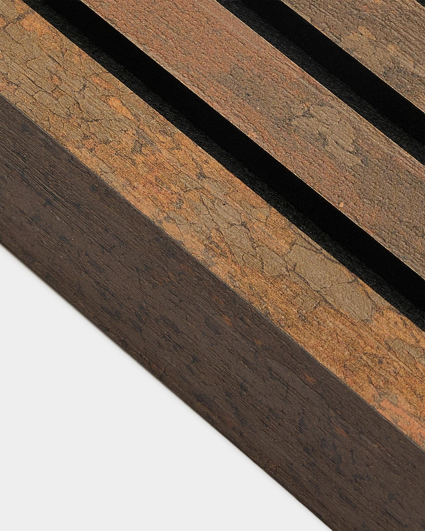Close-up van WoodUpp Akupanel eindlamel in Oxide Copper, 6,7 cm, met een MDF-frame met sleuven en een getextureerd, doorleefd oppervlak.