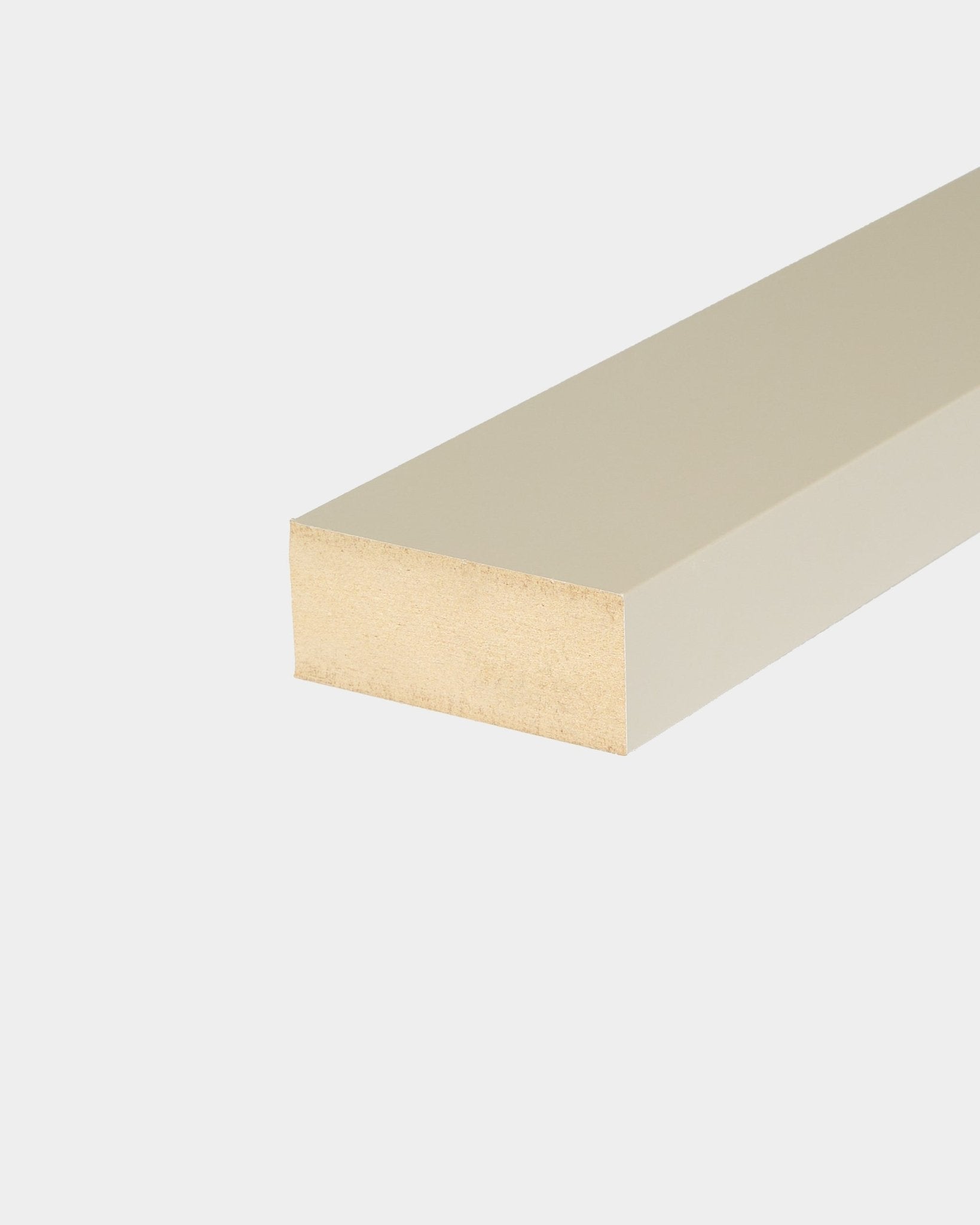 WoodUpp End lamella Stone, een rechthoekig paneel van 6,7 cm beige, ontworpen voor Akupanel installaties met akoestische houten panelen, weergegeven op een witte achtergrond.