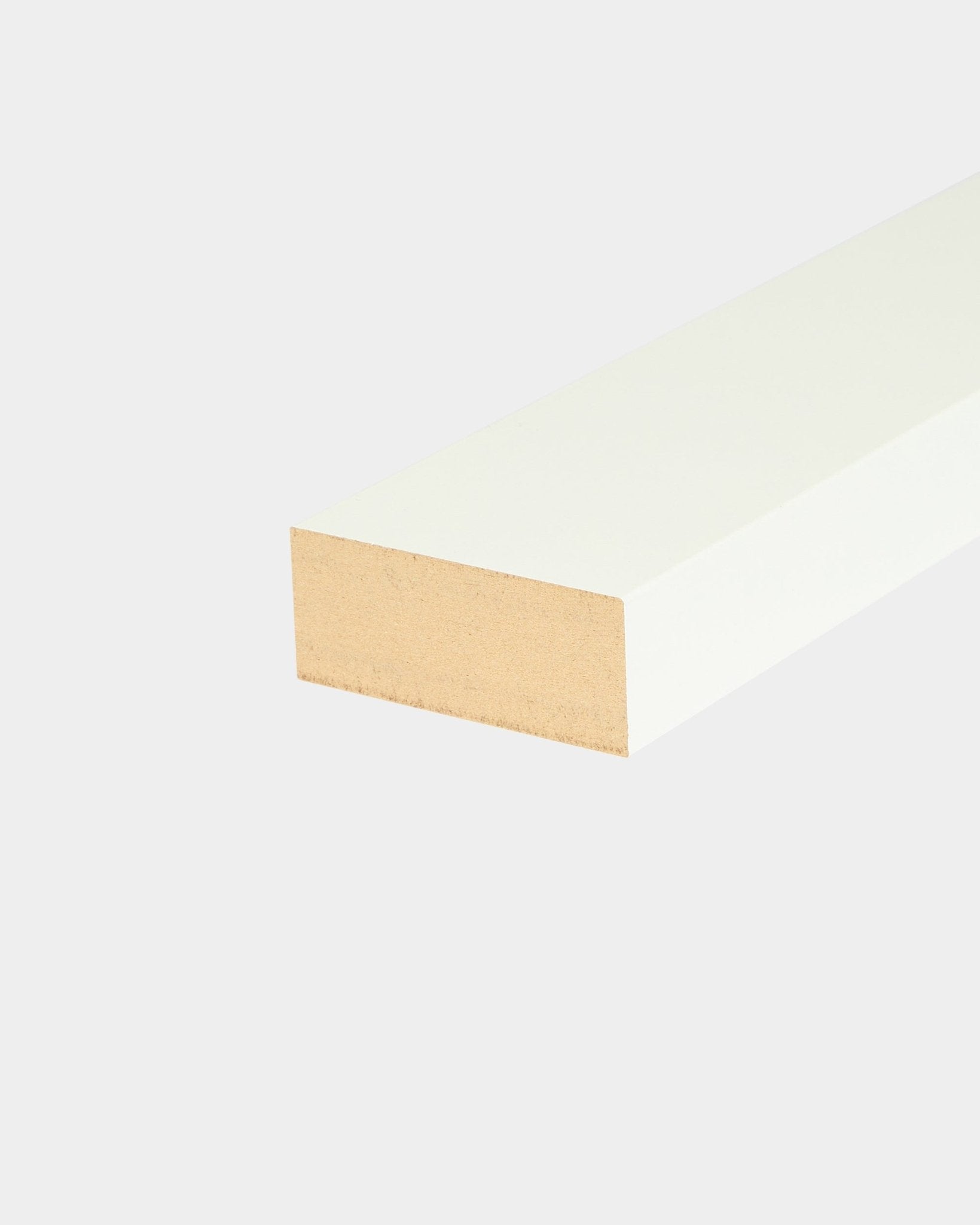 WoodUpp Akupanel eindlamel in Snow, 6,7 cm breed wit hout met natuurlijke rand, ontworpen voor de afwerking van MDF-frame of Akoestisch paneel wandinstallaties.