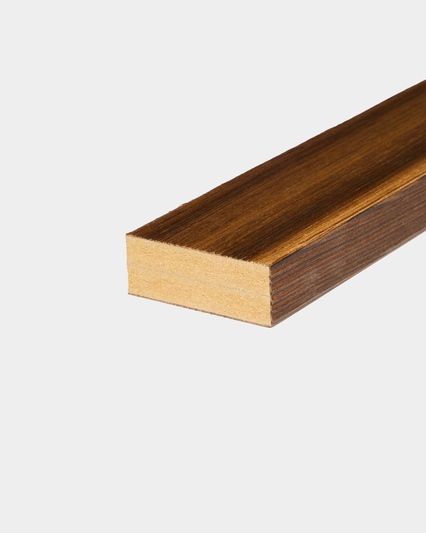 WoodUpp eindlamel in Rustic Smoked Larch (6,7 cm), ontworpen voor integratie in een MDF-frame of voor het afwerken van wandranden, weergegeven tegen een effen witte achtergrond.