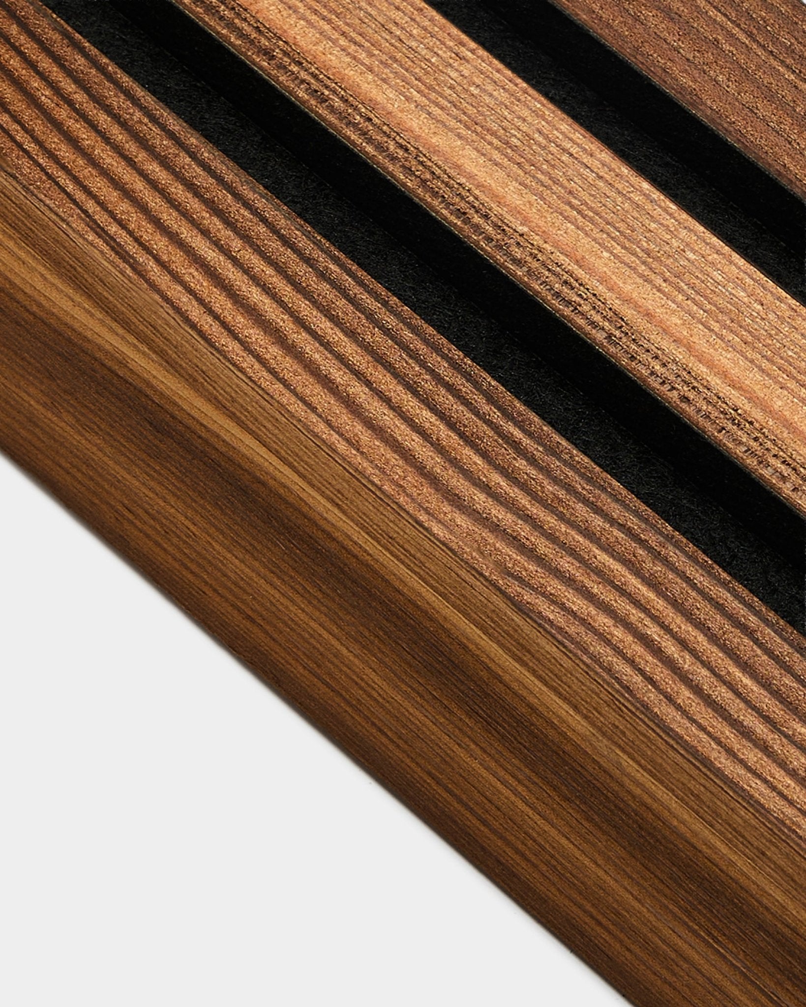 Gedetailleerd beeld van de WoodUpp eindlamel in Rustic Smoked Larch, 6,7 cm, ontworpen voor het afwerken van Akupanel Akoestisch paneel randen op licht-colored wanden.
