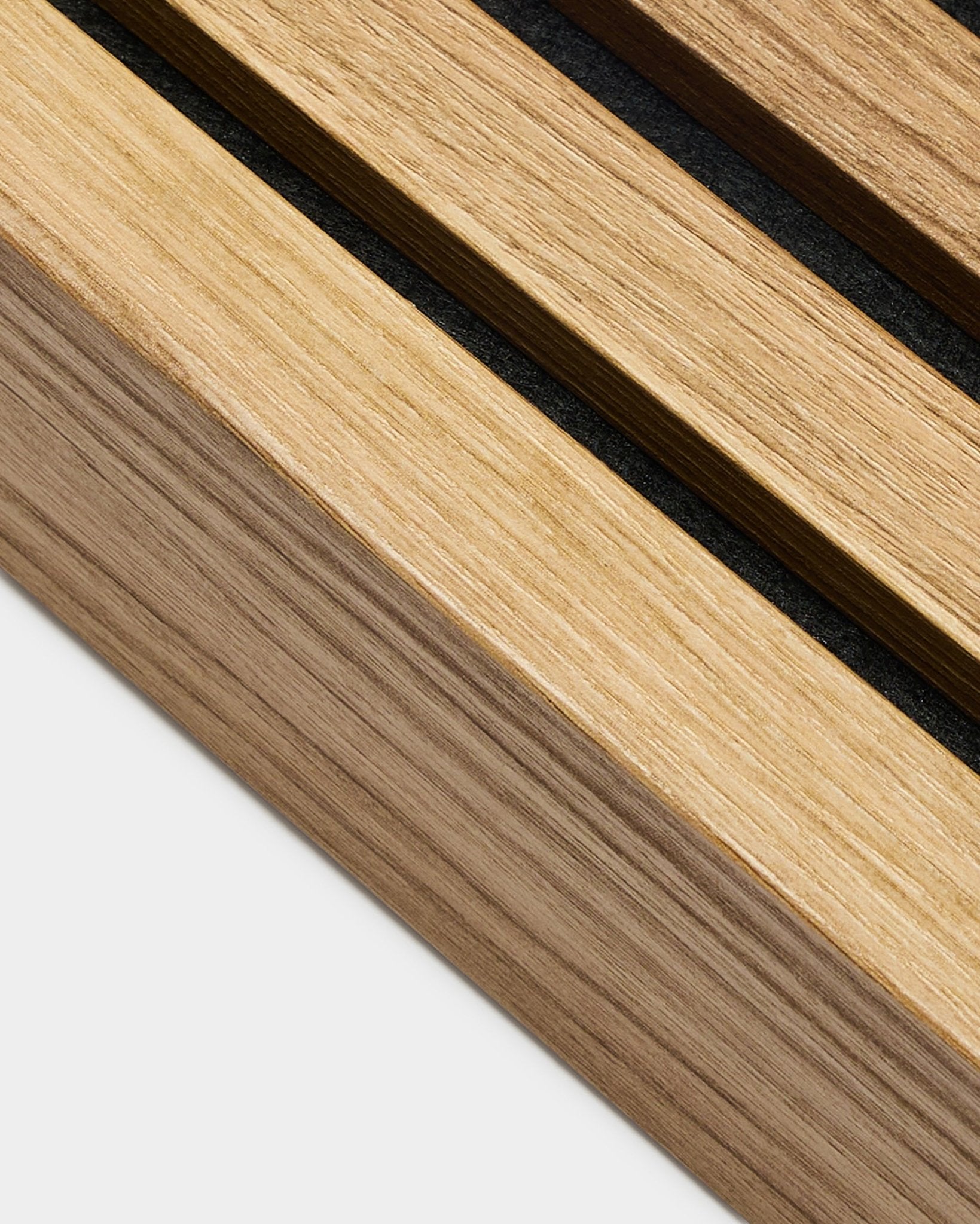 Close-up van WoodUpp Akupanel eindlamel in English Oak (6.7 cm), met parallelle akoestische latten en natural wood houtnerfstructuur.