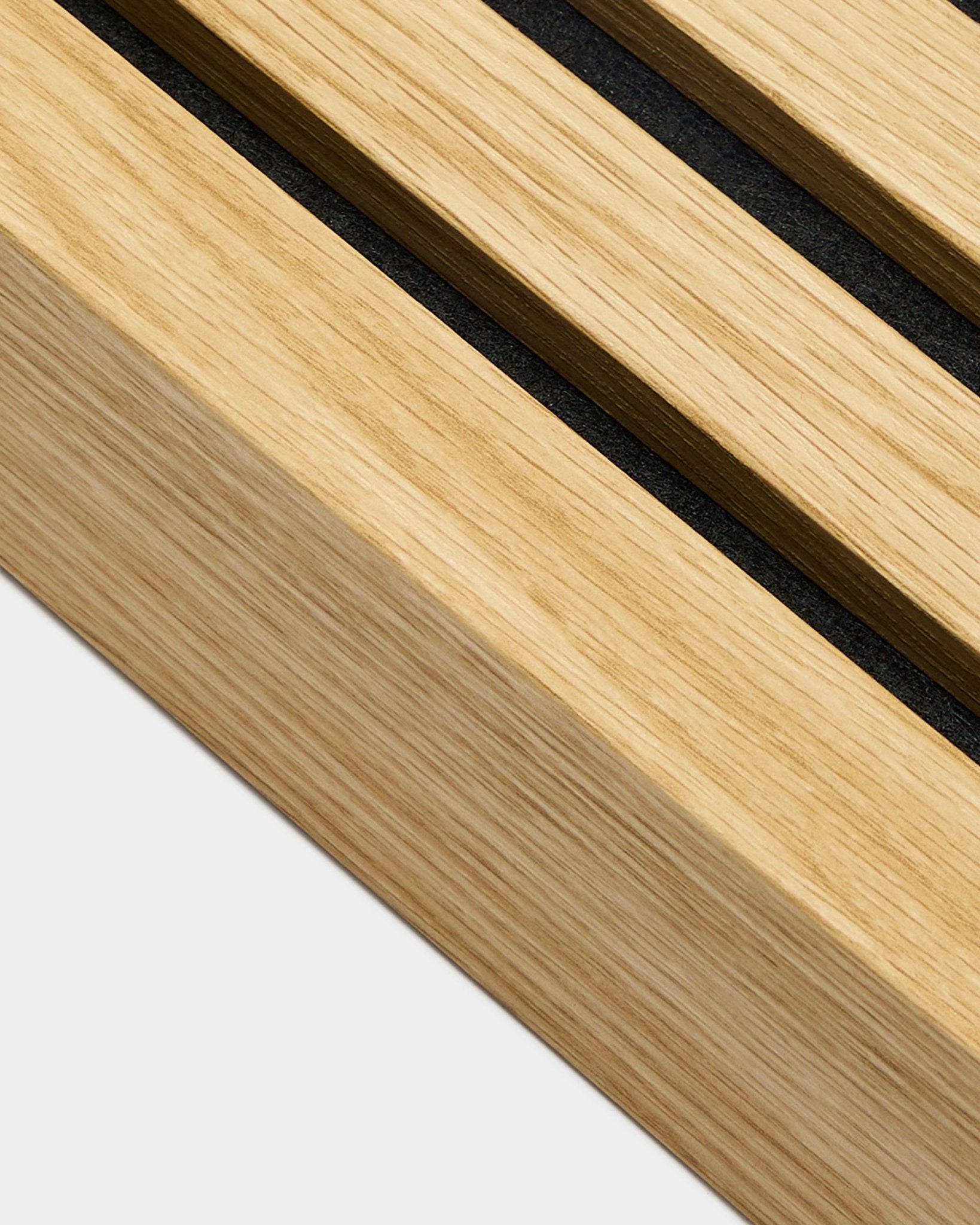 Close-up van het WoodUpp Akupanel installatieproduct, eindlamel in Southern Oak, 6,7 cm breed, met black groeven in licht hout voor strakke Akoestisch paneel lijnen.