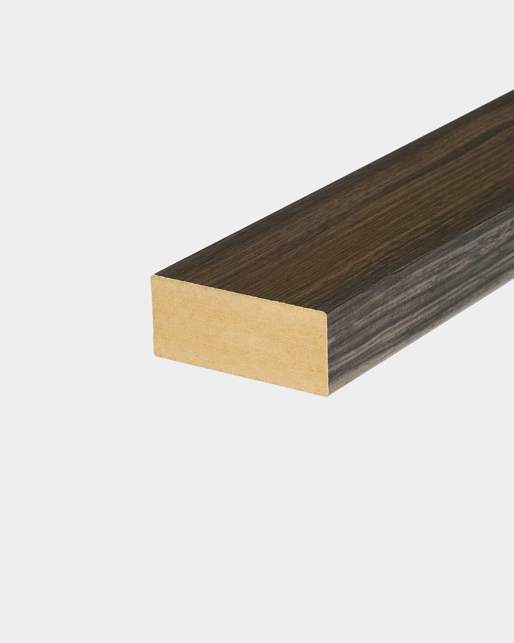 WoodUpp eindlamel in Black Oak (6,7 cm), ontworpen voor paneelafwerking of installatie van Akupanel Akoestisch paneel op effen witte muren.