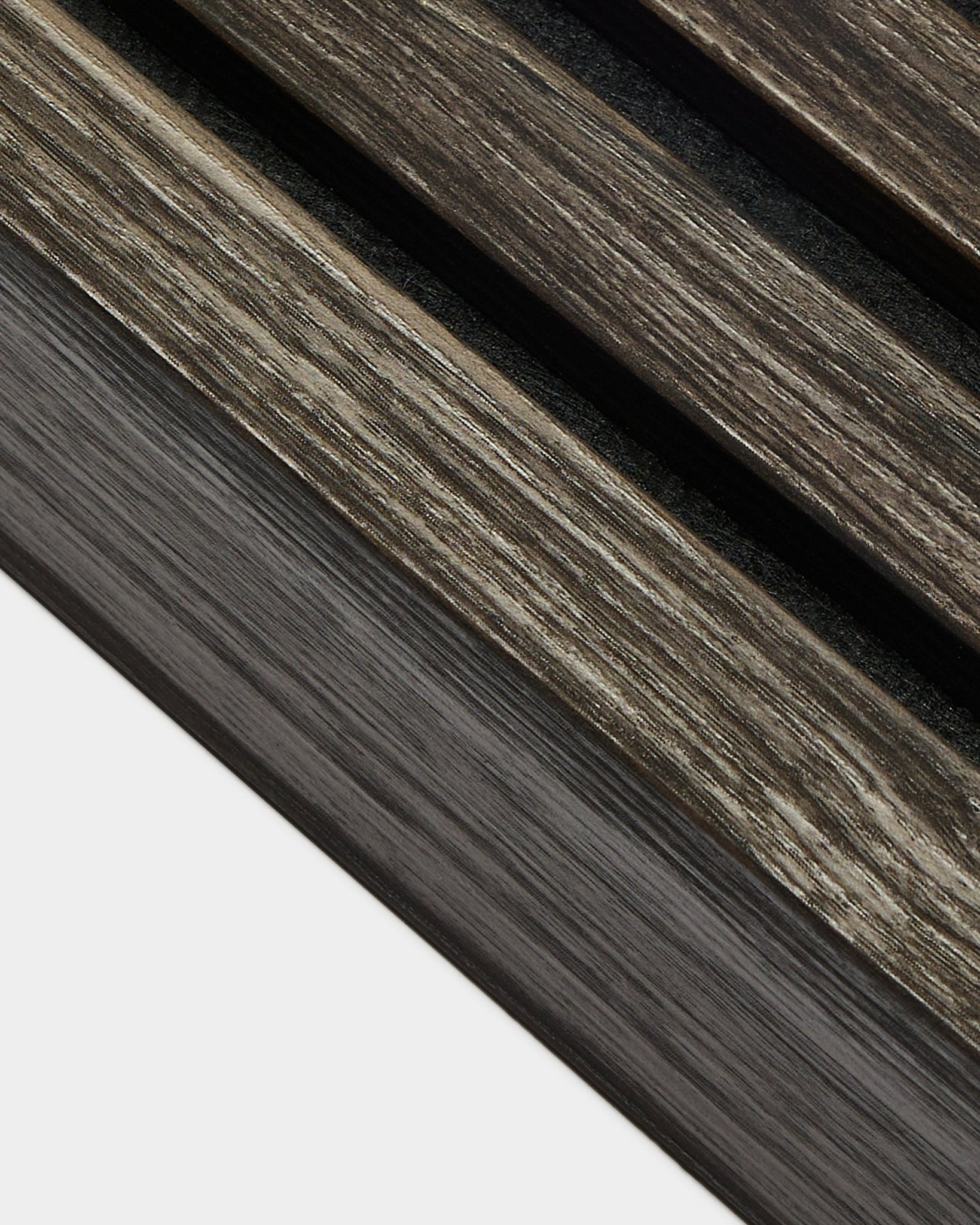Close-up van het WoodUpp Akupanel installatiedetail in Black Oak, met 6,7 cm eindlamellen diagonaal geplaatst en een afgewerkte paneelrand op een lichte achtergrond.
