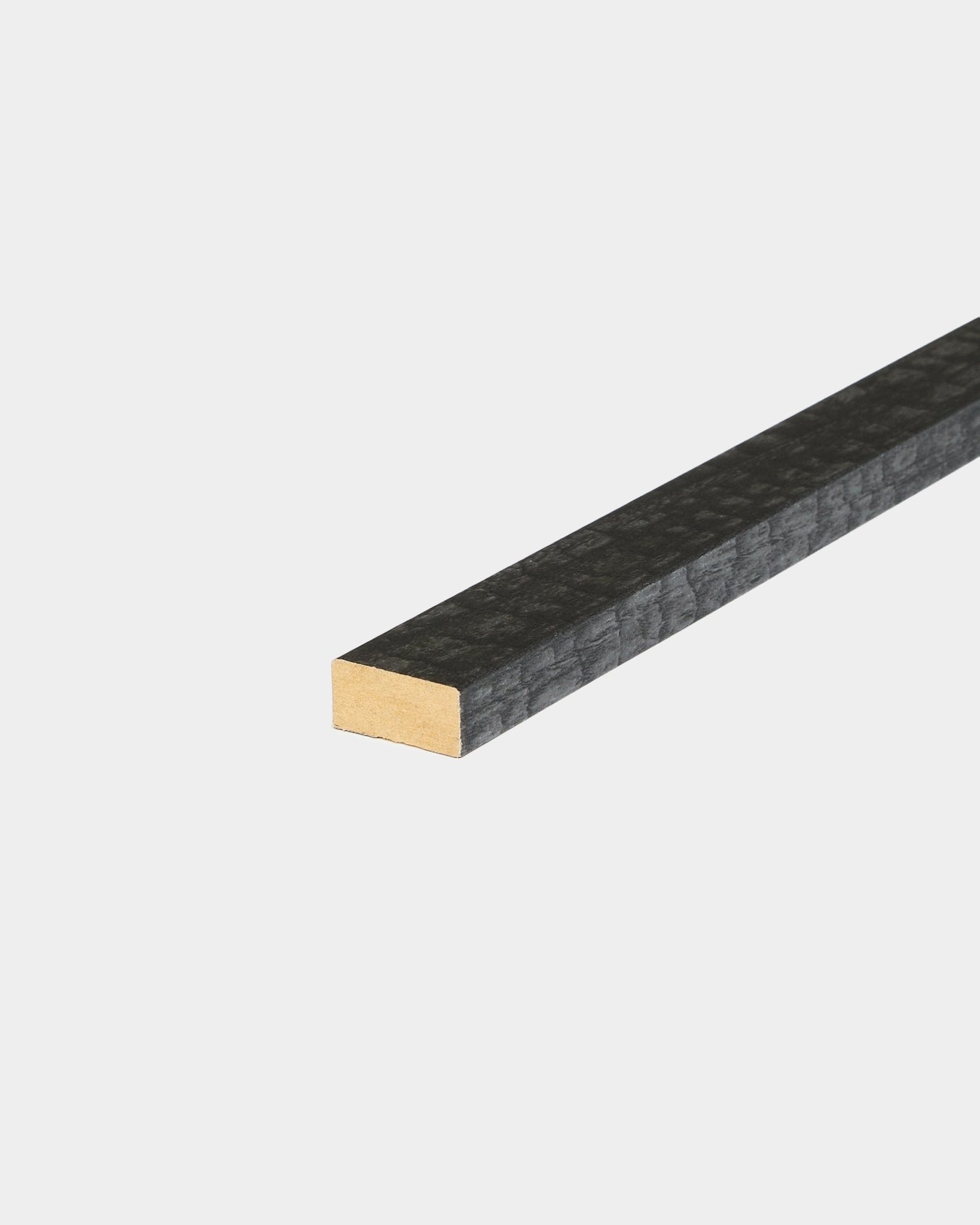 WoodUpp Akupanel accessoire—Lamella-lat in charcoal, 240 cm; ontworpen voor randafwerking of vervangende latten op lichte achtergronden in Nordic akoestische panelen.