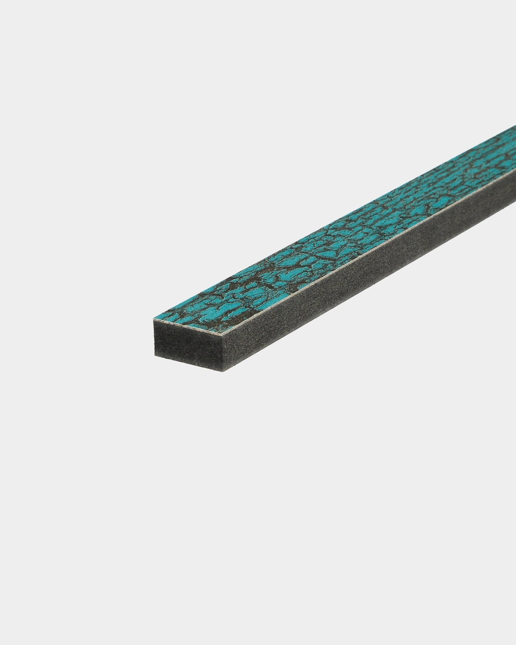 Close-up van WoodUpp Lamella in Oxide Blue, lengte 240 cm, Scandinavisch akoestisch houten accessoire voor nauwkeurig afwerken van randen of vervanging van Akupanel latten.