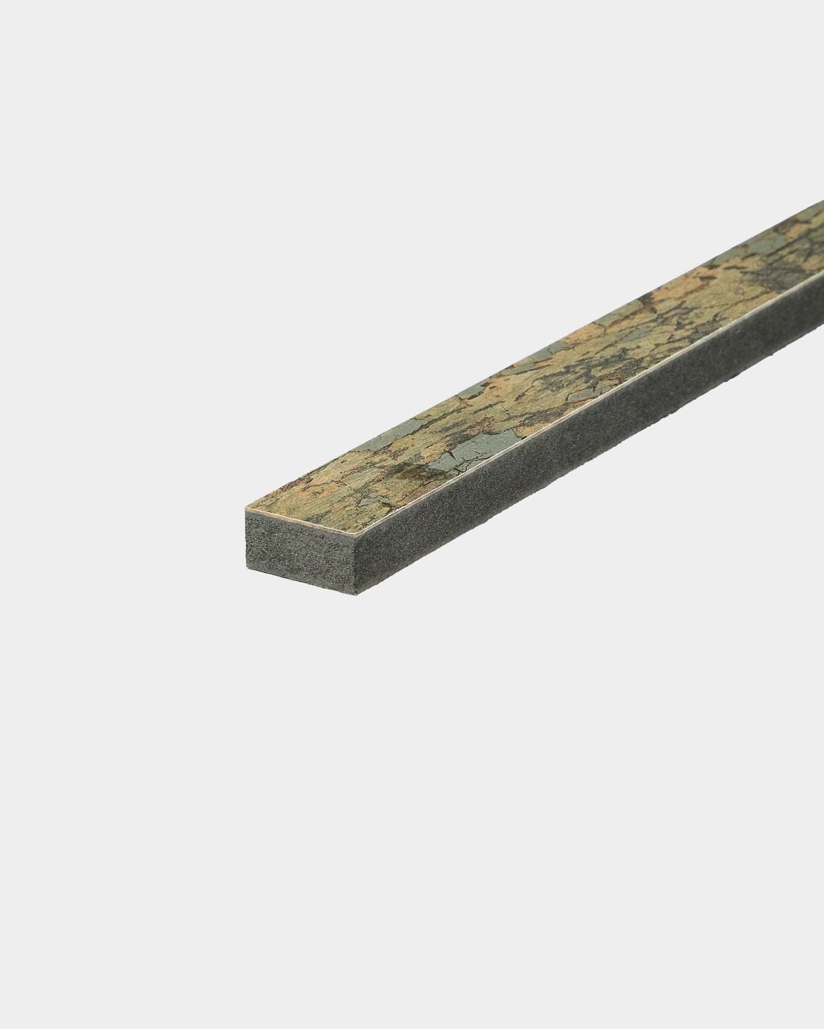 WoodUpp Akupanel Lamella in Oxide Grey, 240 cm lang, met een gestructureerd oppervlak en minimalistisch Scandinavisch design, weergegeven op een effen witte achtergrond.