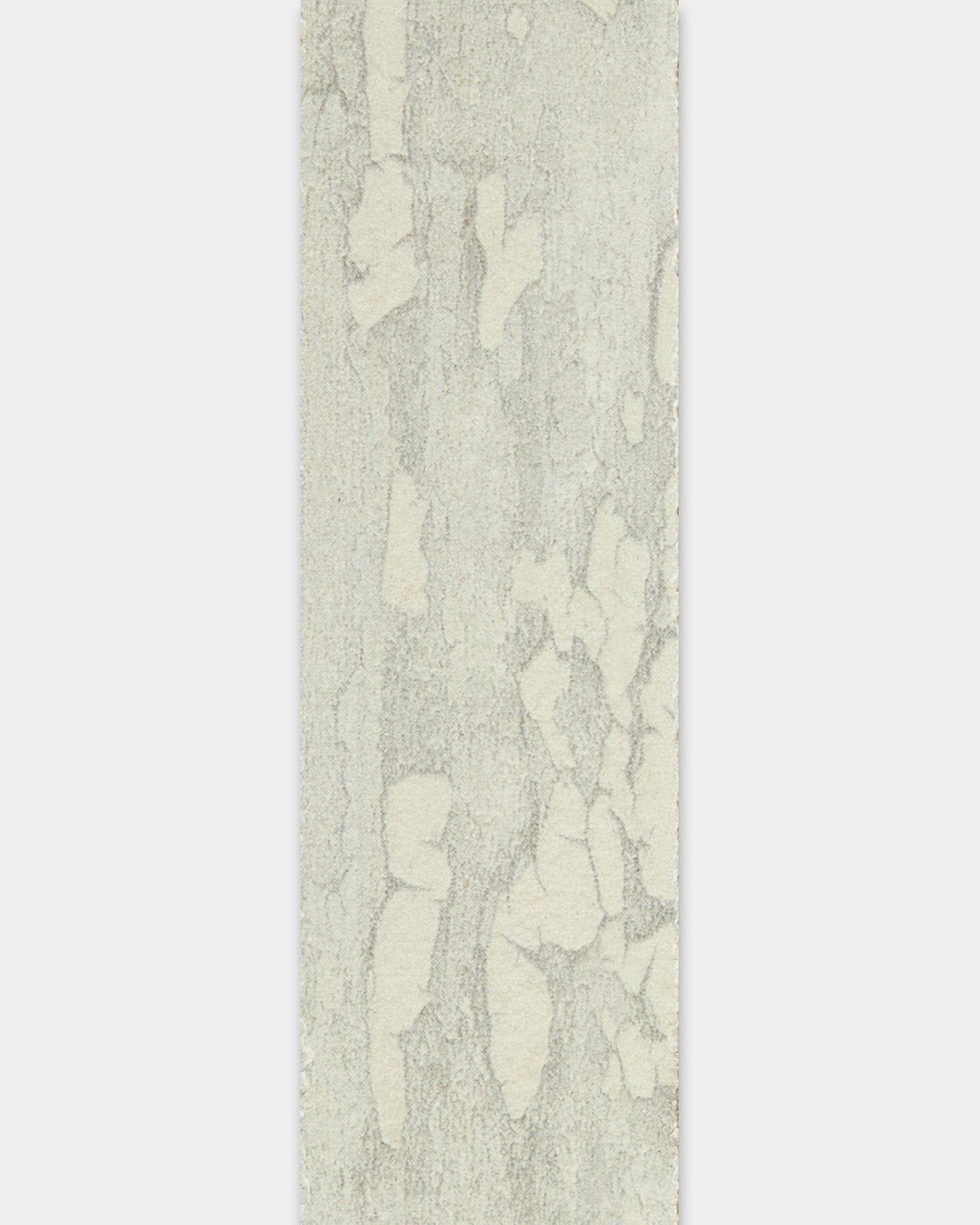 WoodUpp Lamella / Oxide White 240 cm Akoestisch paneel met een rechthoekige abstracte afwerking in lichtgrijs en gebroken wit met textuur die doet denken aan natuursteen.