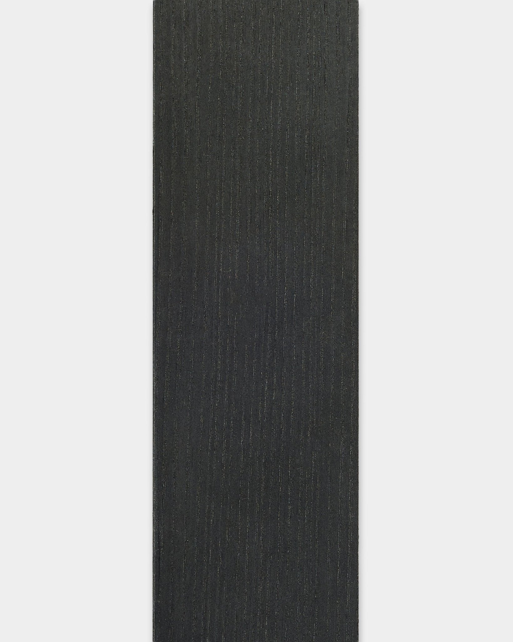 Rechthoekige black essenhouten Lamella-yogamat van WoodUpp, 240 cm lang, met subtiele lijnen en randen in de textuur, geïnspireerd op Akupanel akoestische houten panelen.