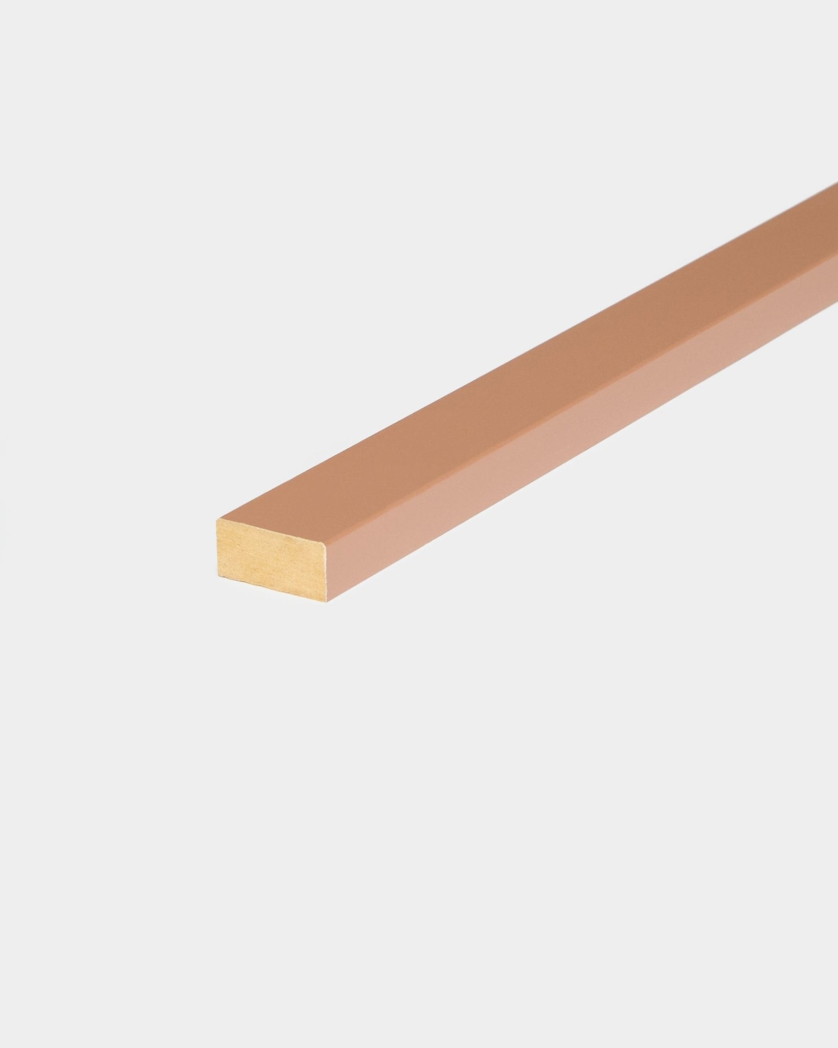 WoodUpp Lamella in Clay-afwerking, 240 cm lang, getoond als installatieaccessoire voor randafwerking of vervangende lat bij Akupanel akoestische houten panelen.