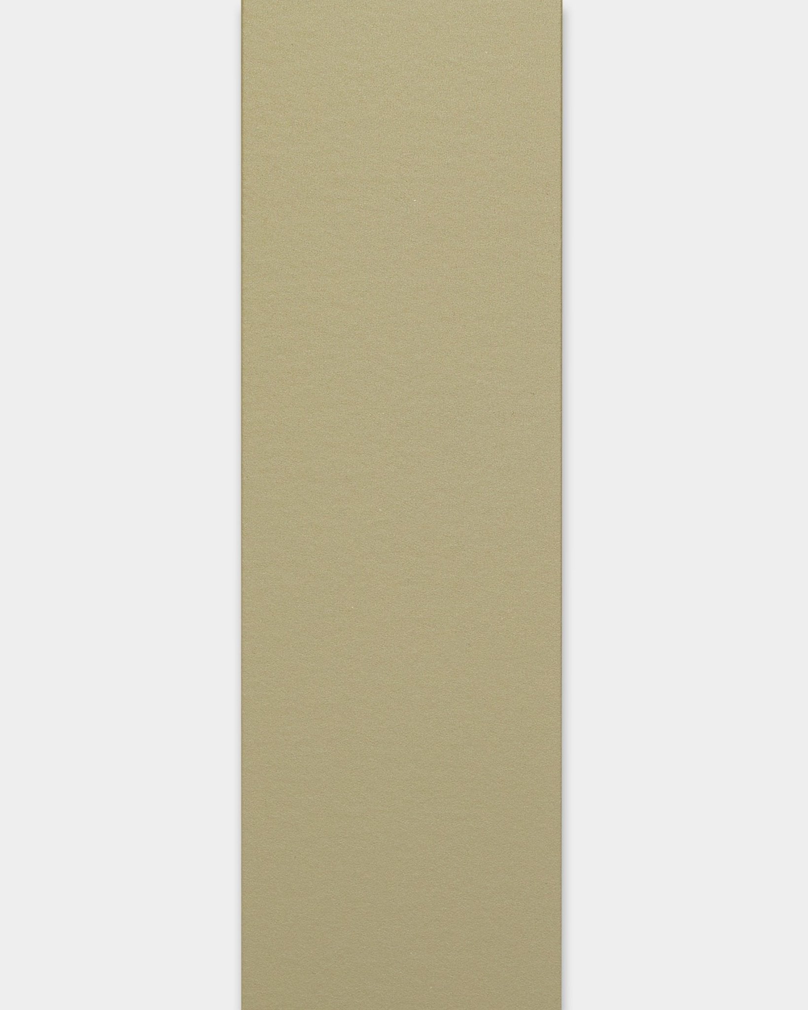 WoodUpp Akupanel Akoestisch paneel in Lamella/Moss afwerking, 240 cm hoog met afwerklijst, verticaal weergegeven tegen een witte achtergrond.
