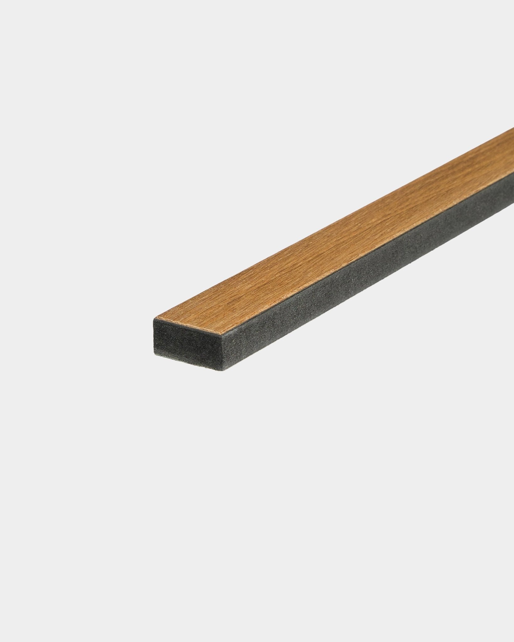 WoodUpp Lamella Rustic Brown eiken lat, lengte 240 cm met donkere randen, weergegeven op een effen witte achtergrond. Detail van een Scandinavisch akoestisch product.