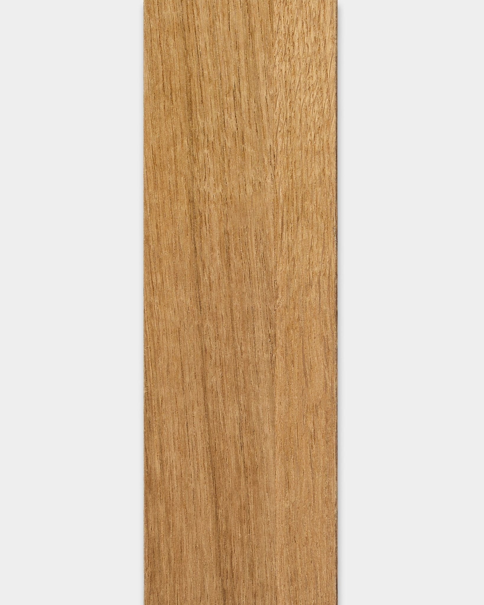 Vertical WoodUpp Akupanel in Rustic Brown eiken, 240 cm, met gladde lichte brown houten latten met een zichtbare natuurlijke nerf tegen een witte achtergrond.