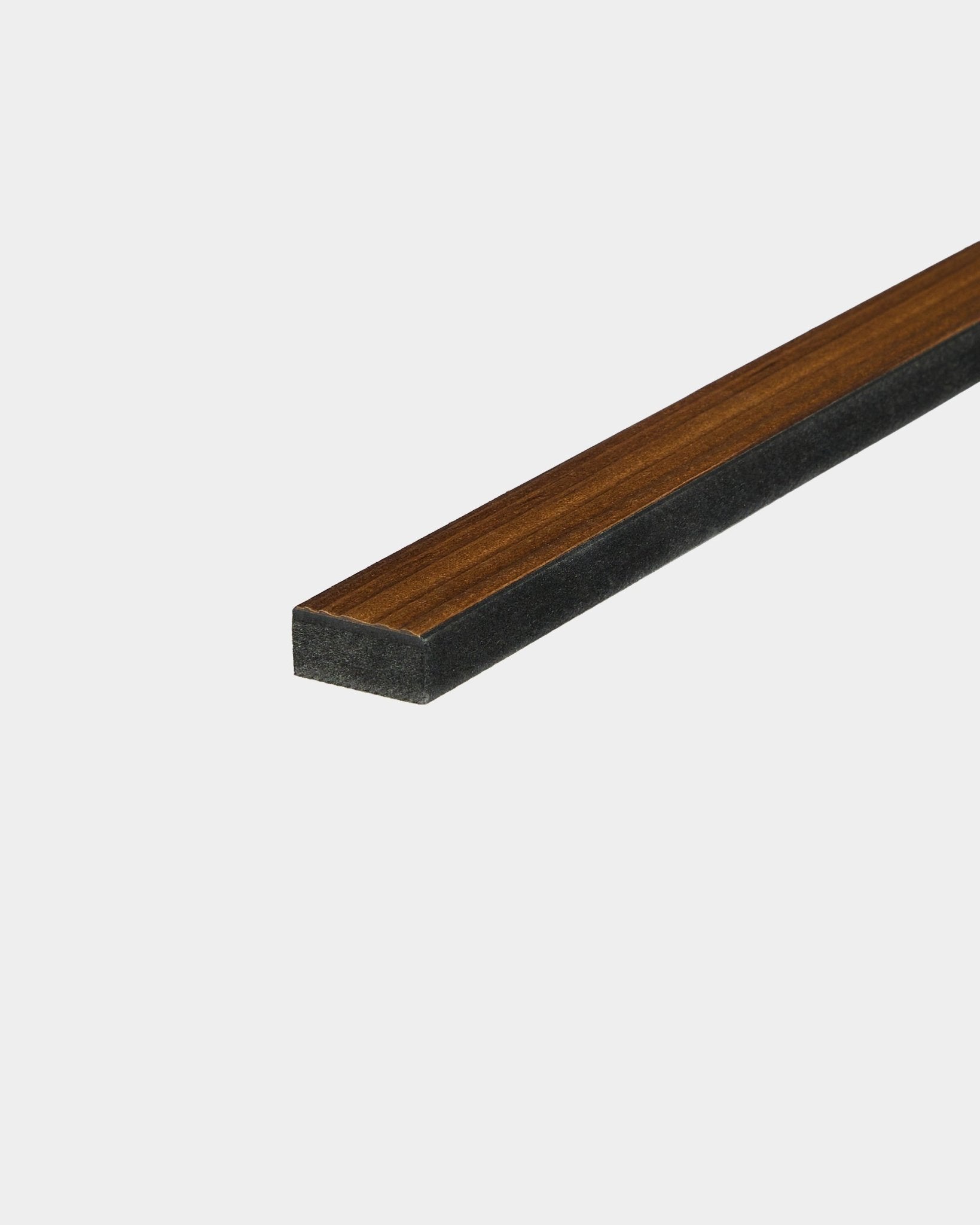 WoodUpp Lamella Rustic Smoked Larch Akoestisch paneel, 240 cm, heeft een smalle rechthoekige houten lat met een donkere basis en brown bovenkant op een witte achtergrond.