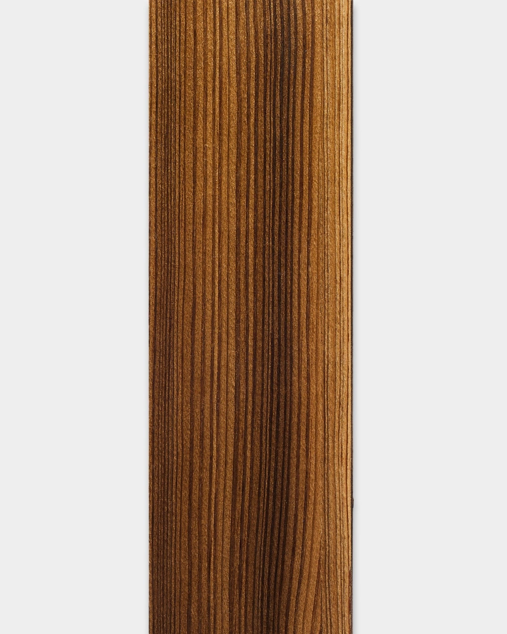 Rustic Smoked Larch Lamella, 240 cm van WoodUpp—een gladde, donkere houten lat, ontworpen voor Akupanel akoestische panelen of als vervangende paneellat.