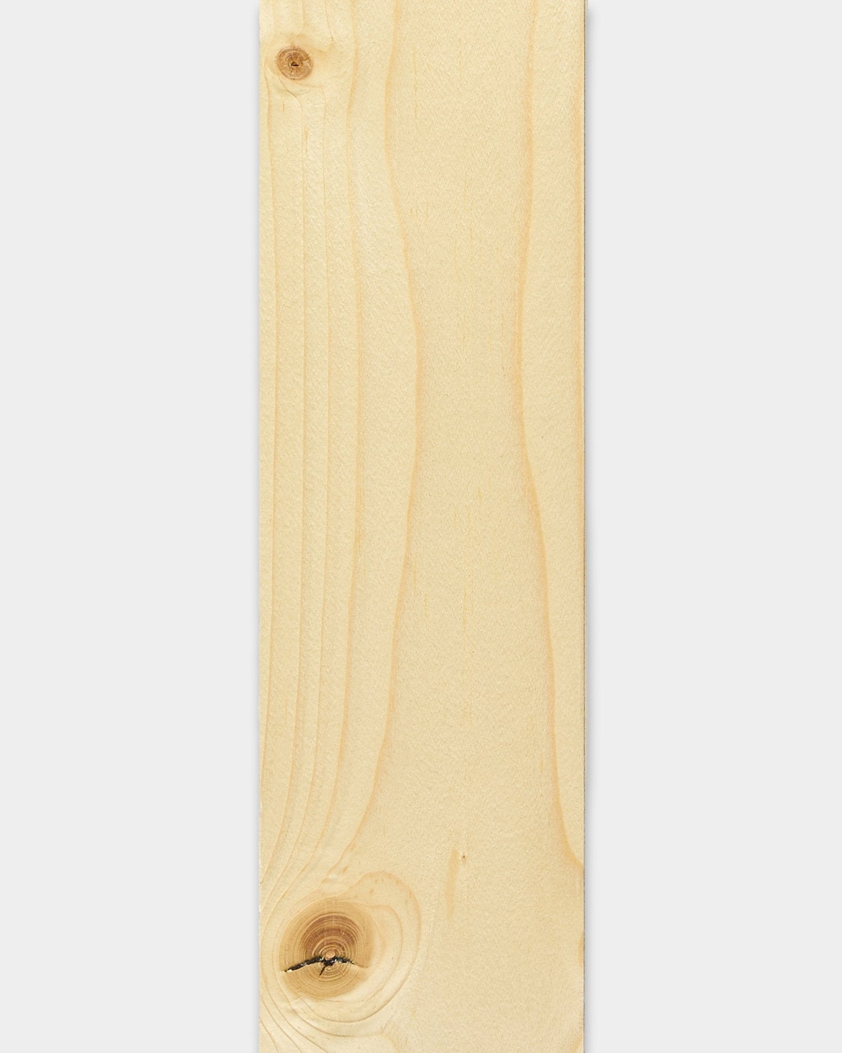 Lichtgekleurde WoodUpp Lamella / Alp-plank van 240 cm met zichtbare houtnerf en noesten, ontworpen voor Akupanel Akoestisch paneel afwerking of vervanging van latten.