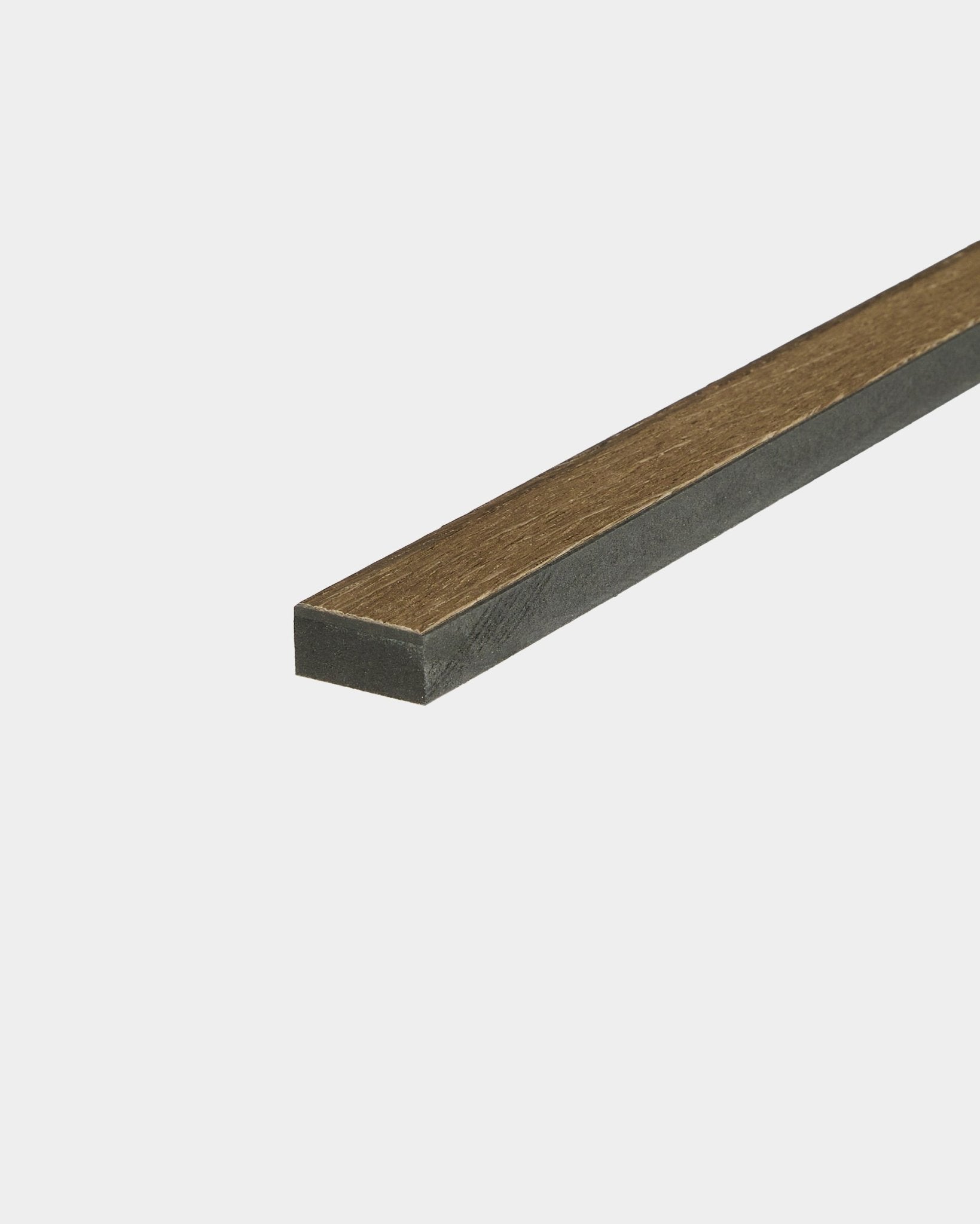 Close-up van een 240 cm Rustic Grey Oak Lamella van WoodUpp, ontworpen voor randafwerking of het vervangen van Akupanel Akoestisch paneel latten.