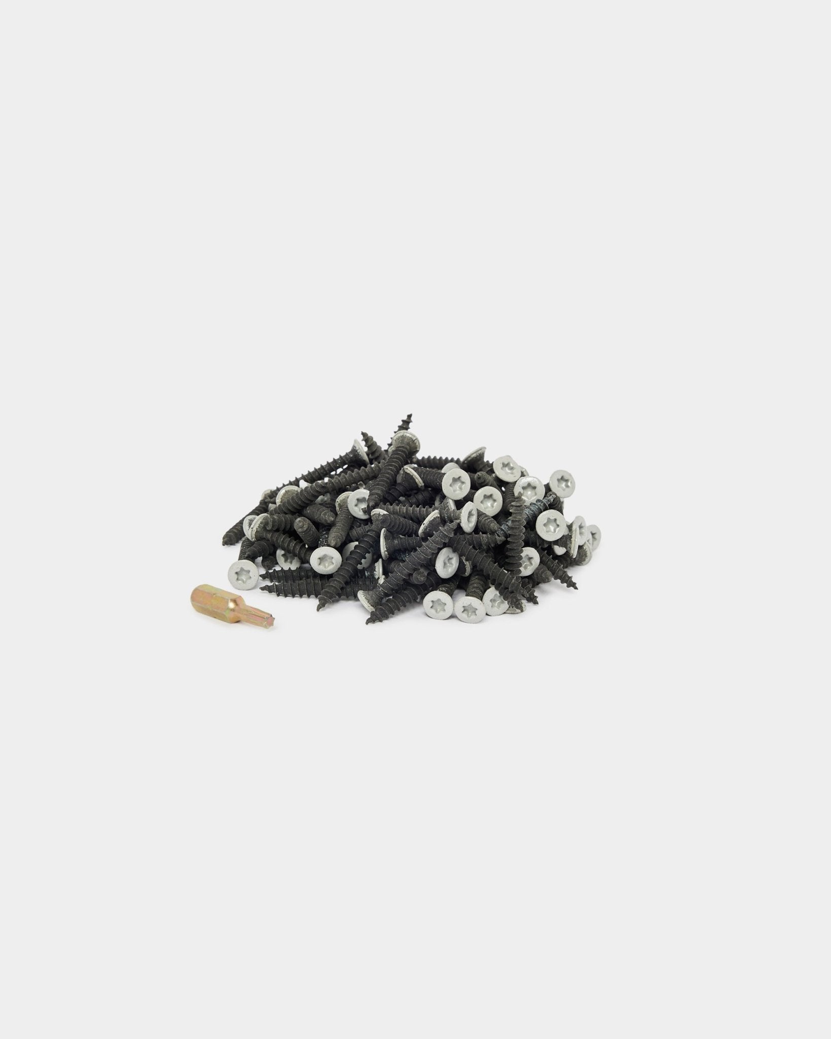 100 grey schroeven en een small licht brown houten plug, WoodUpp-installatieonderdelen, gerangschikt op een effen witte achtergrond.