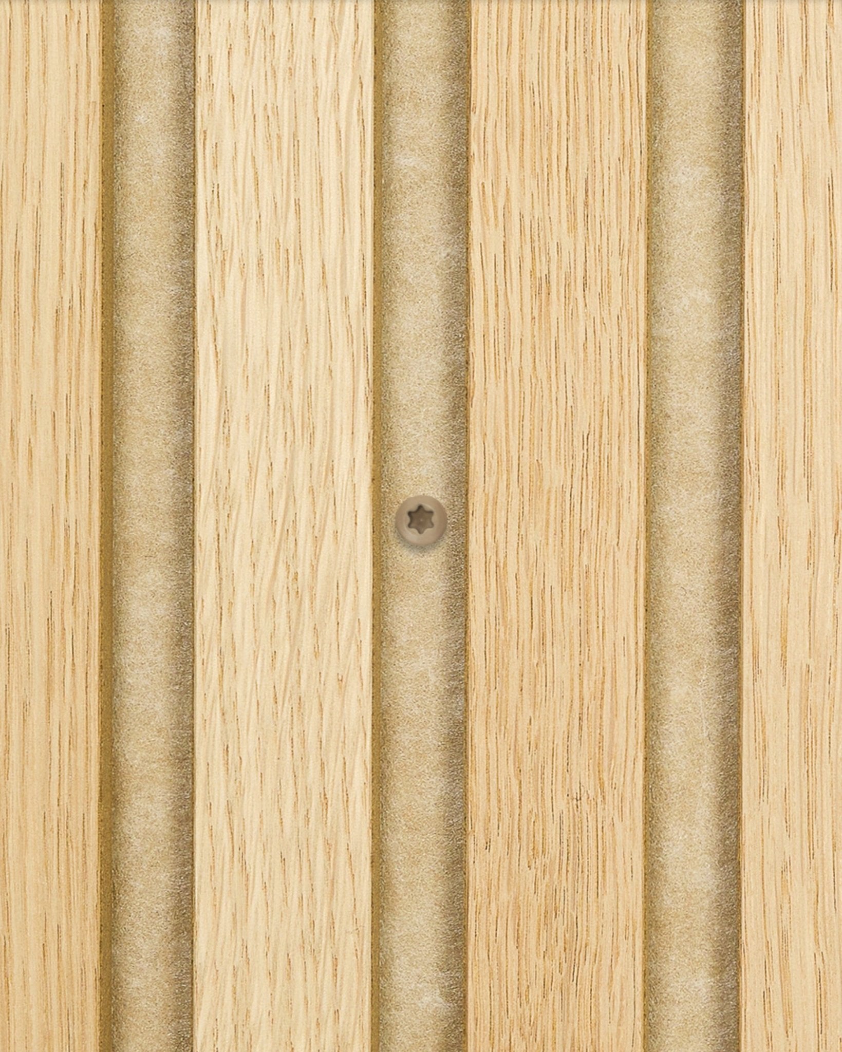 Close-up van beige WoodUpp-montageschroeven die Akupanel licht houten akoestische panelen met vertical groeven bevestigen; de doos bevat 100 stuks.