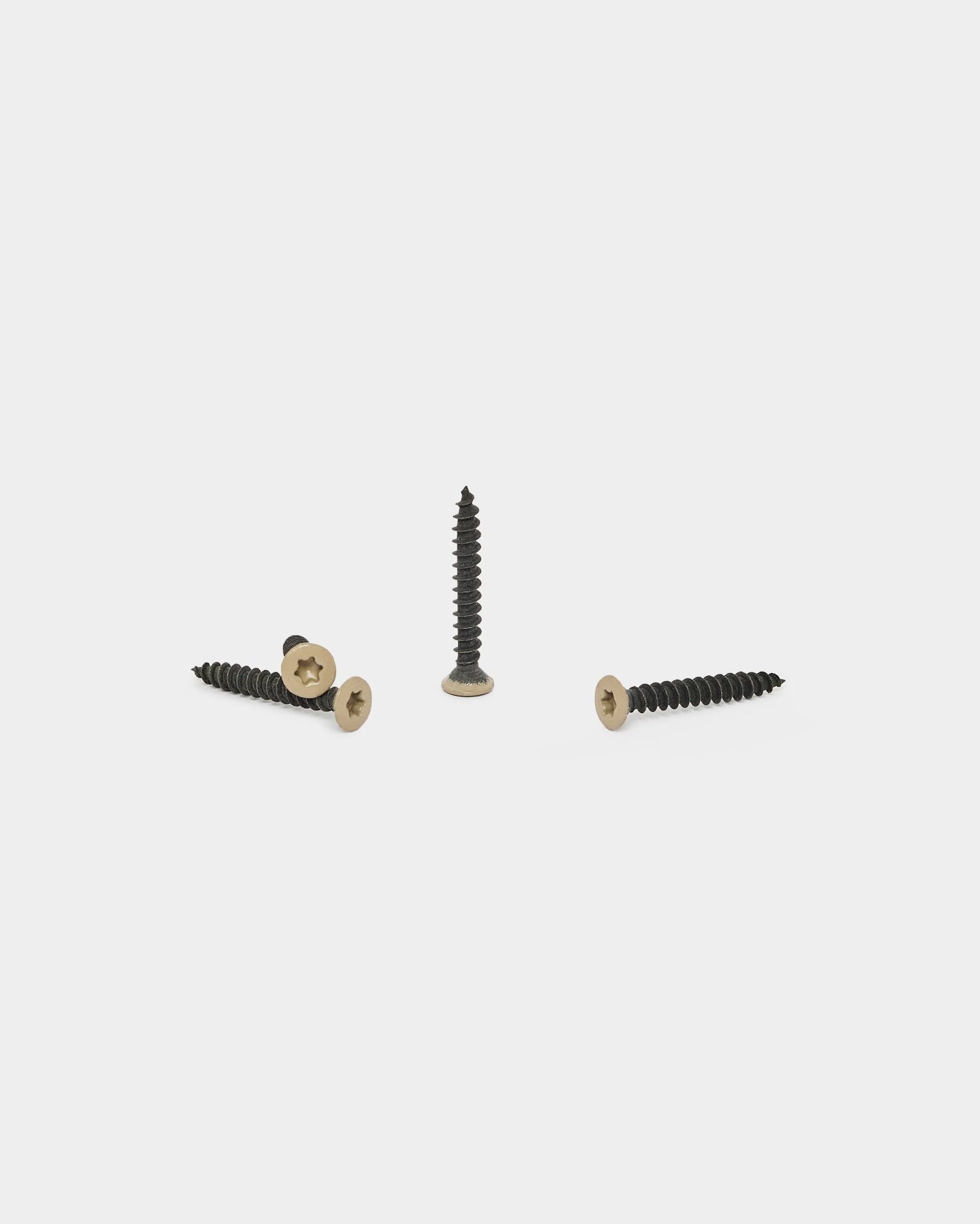 Drie beige WoodUpp-schroeven voor de installatie van Akupanel Akoestisch paneel, onderdeel van de set van 100 stuks Installation Products | Screws, weergegeven op een witte achtergrond.