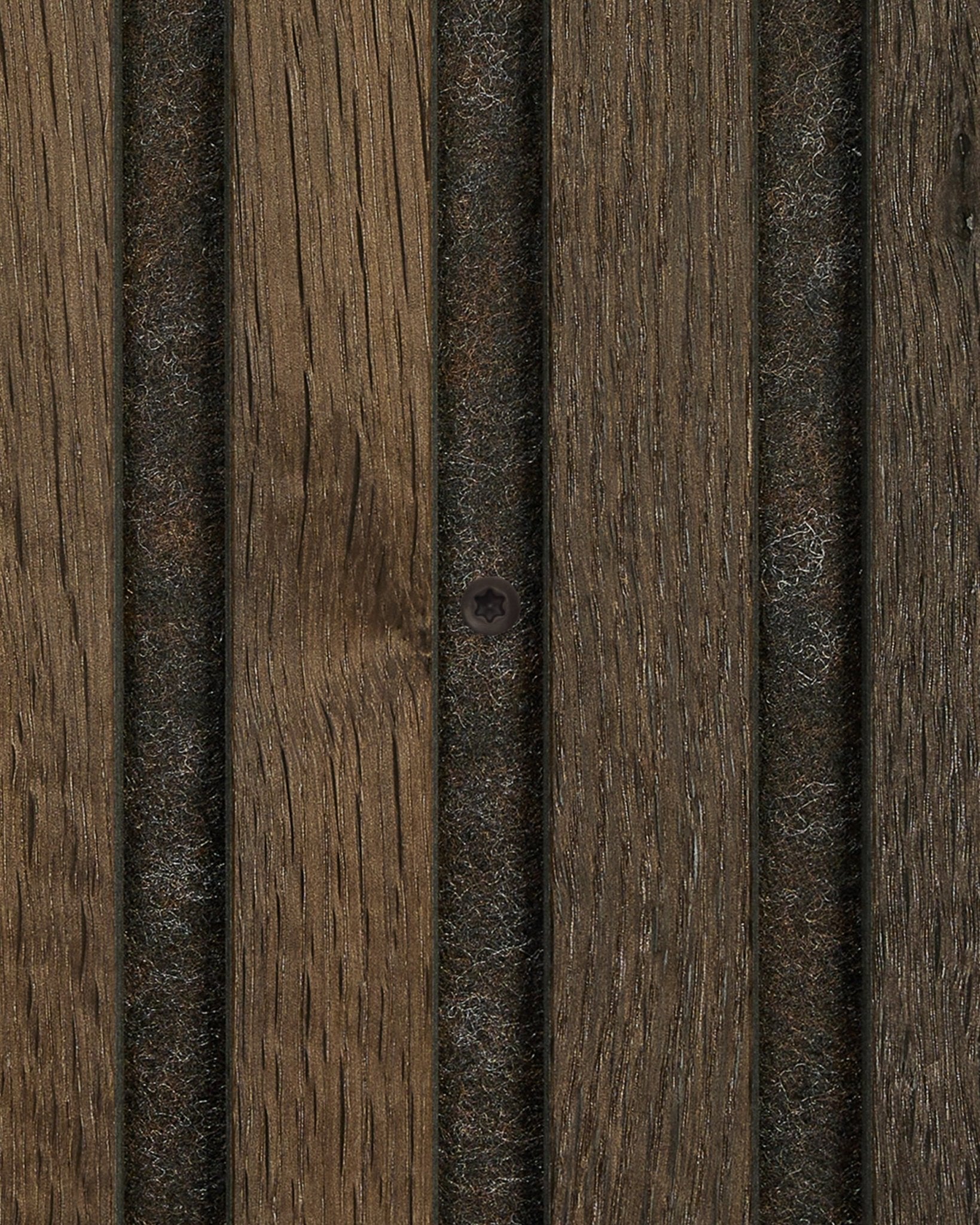 Close-up van bronzed brown schroeven (100 stuks) voor WoodUpp-installatie, getoond op vertical akoestische houten lattenpanelen met vilten achterkant.