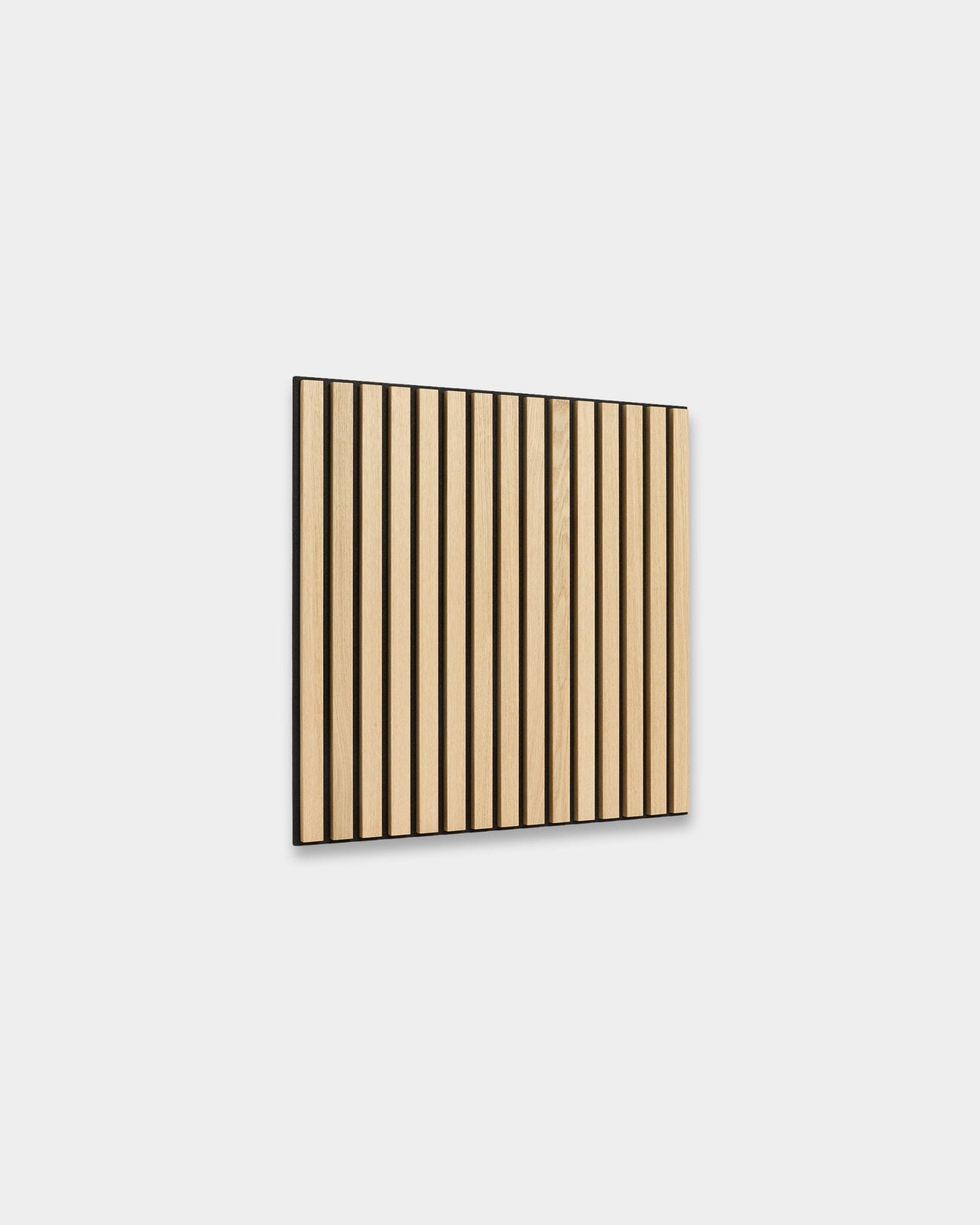 WoodUpp Akupixel in Classic Oak met black vilt, 60x60 cm, met gelijkmatig verdeelde latten en een minimalistisch Scandinavisch design.