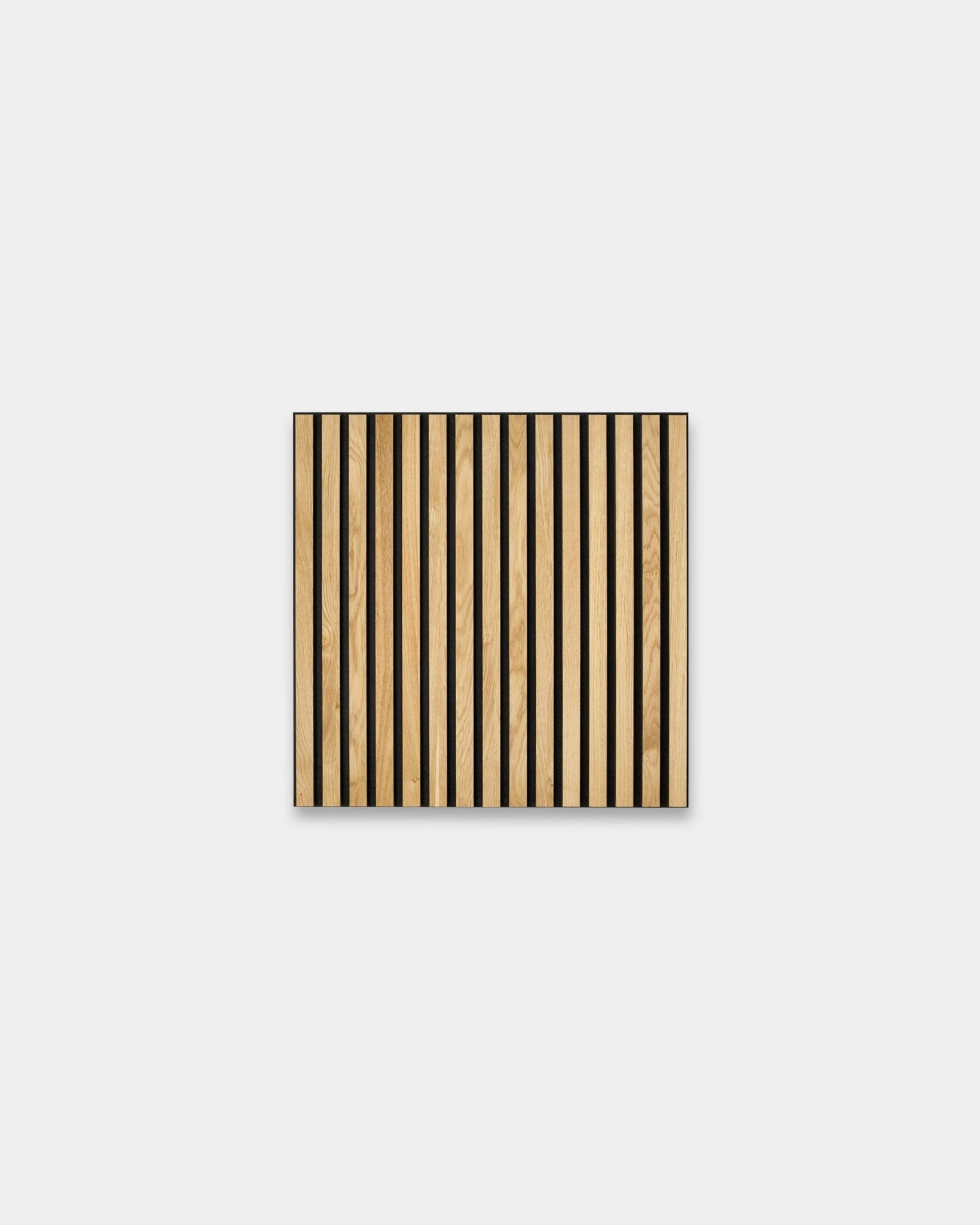 WoodUpp Akupixel Rustic Natural Oak 60x60cm Panneau acoustique avec vertical chêne clair et des bandes black, présenté sur un fond gris clair uni.