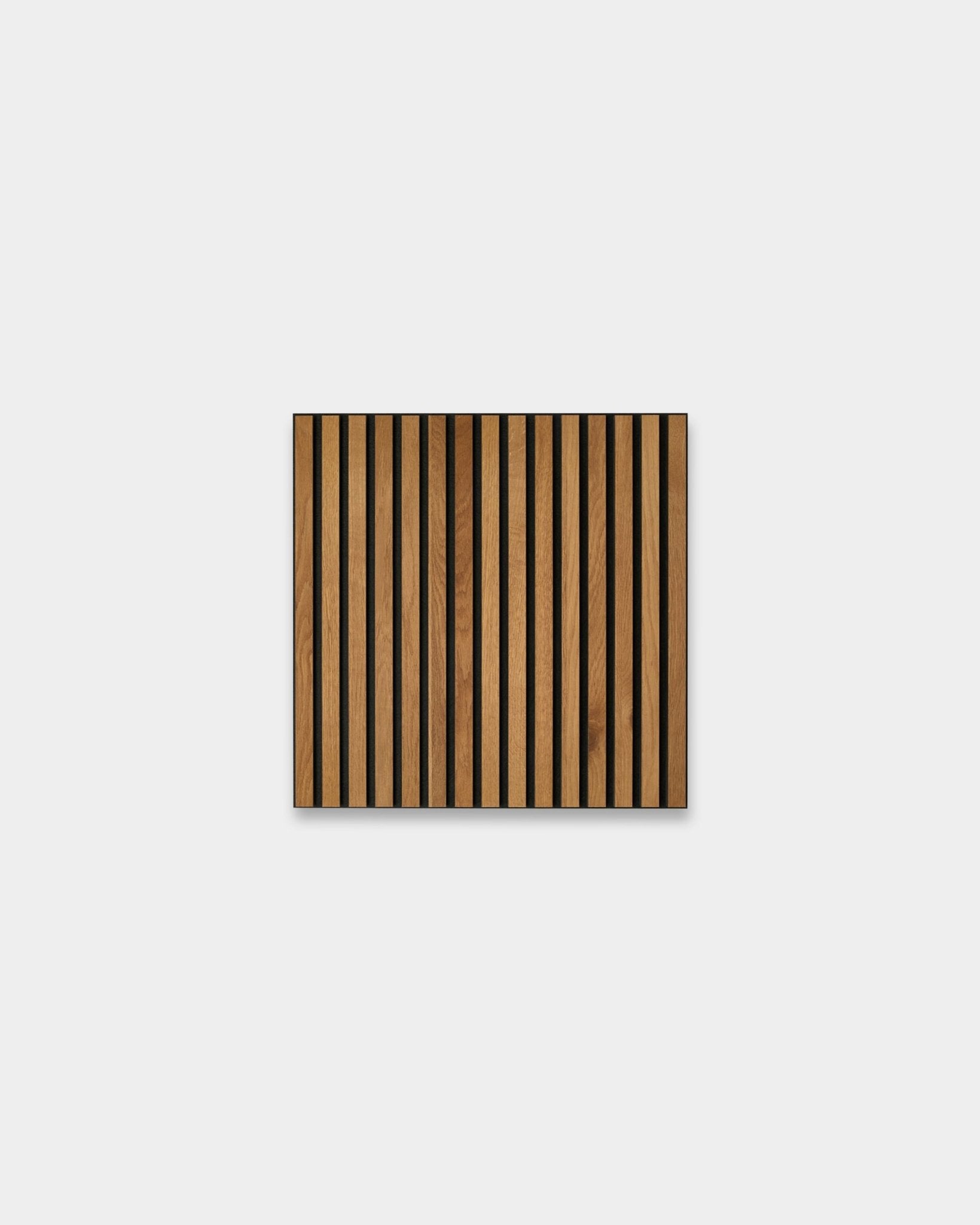 Akupixel Brown Oak 60x60 cm Panneau acoustique de WoodUpp présente un design nordique avec une alternance de bois clair brown et de bandes black sur un fond gris.