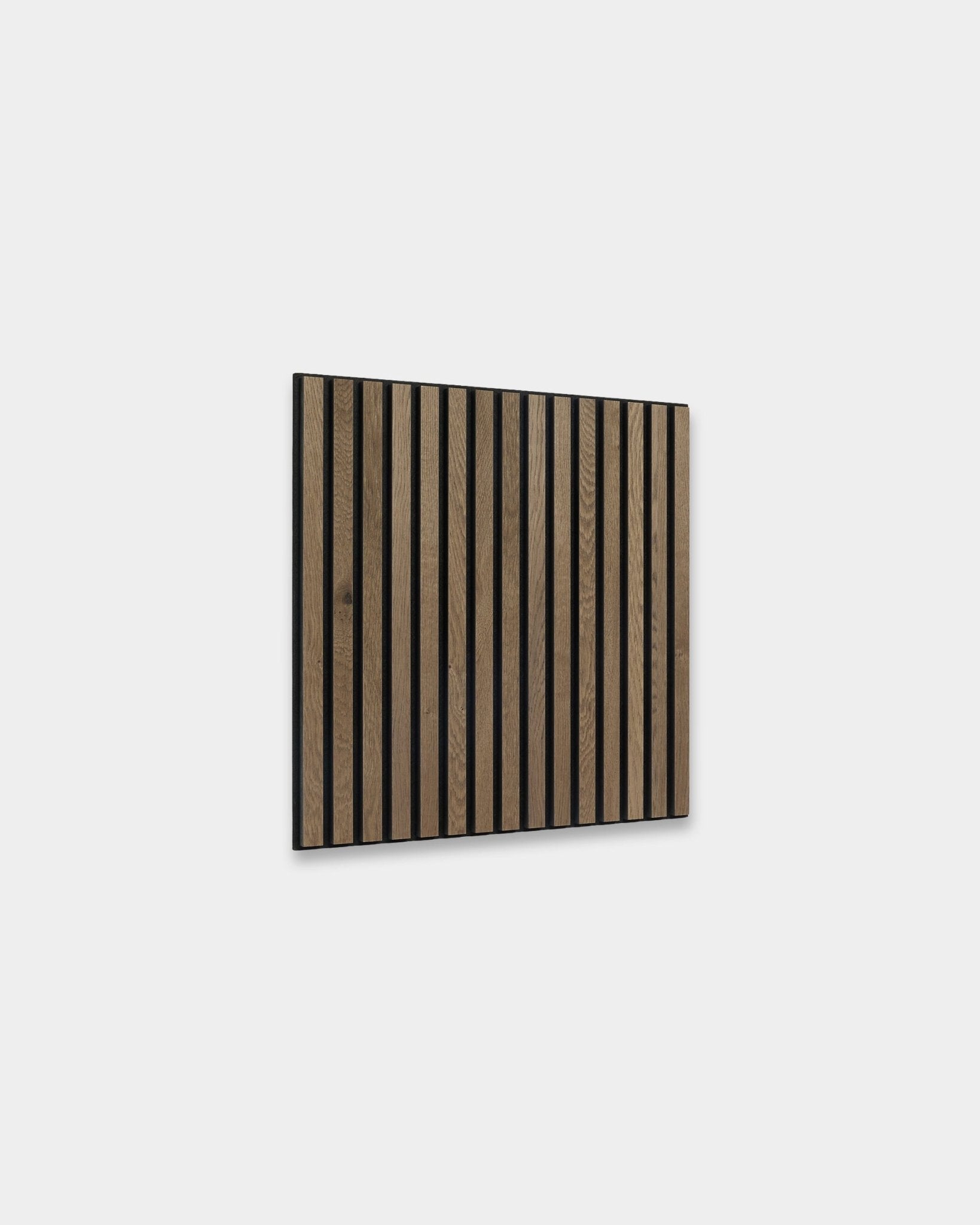 WoodUpp Akupixel Akoestisch paneel in grey oak, 60x60 cm, met vertical donkere brown latten in Scandinavische stijl op een lichtgrijze muur.