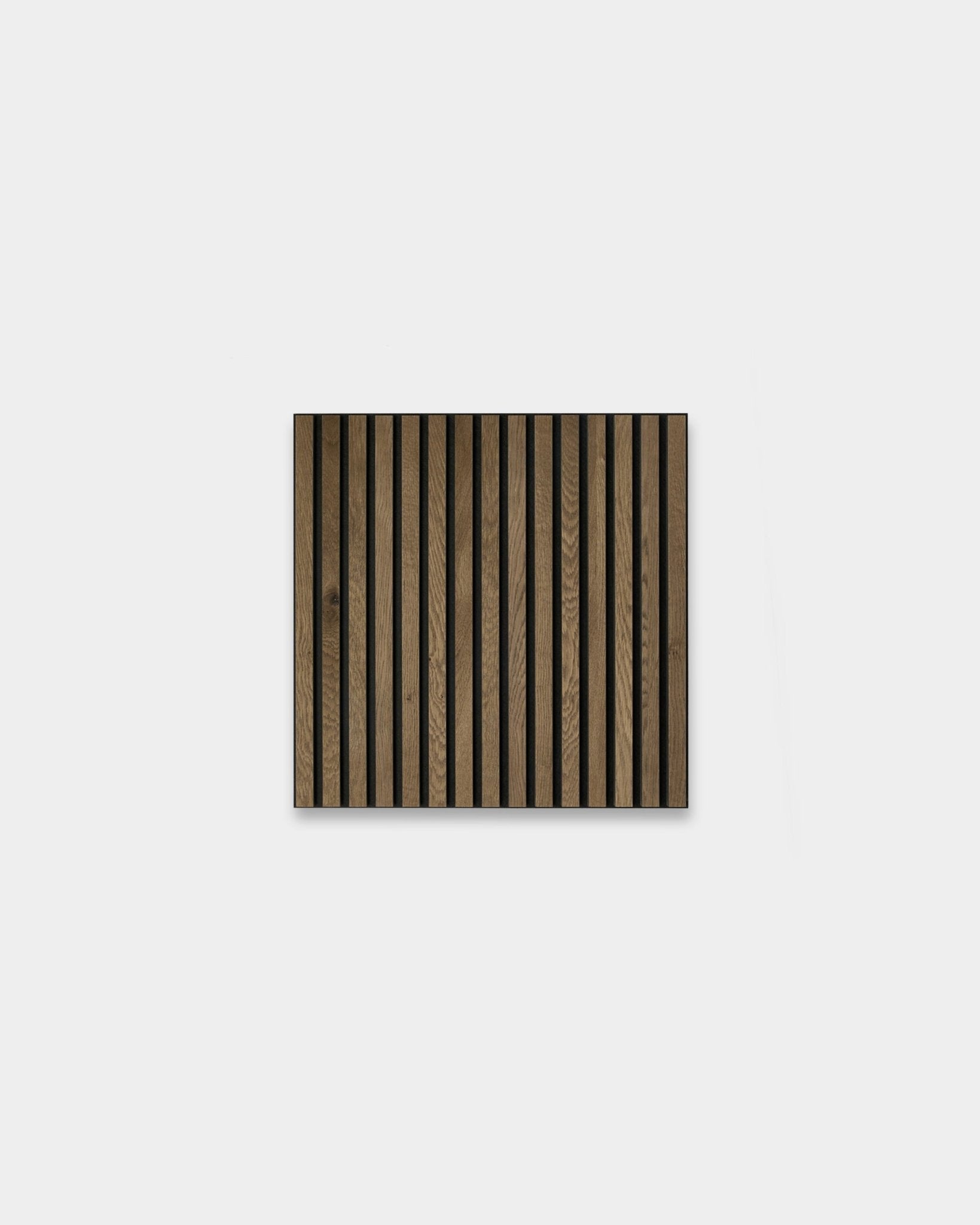 WoodUpp Akupixel Grey Oak 60x60 cm: vierkant Scandinavisch Akoestisch paneel met vertical donkere en lichte eikenhouten latten op een lichtgrijze achtergrond.