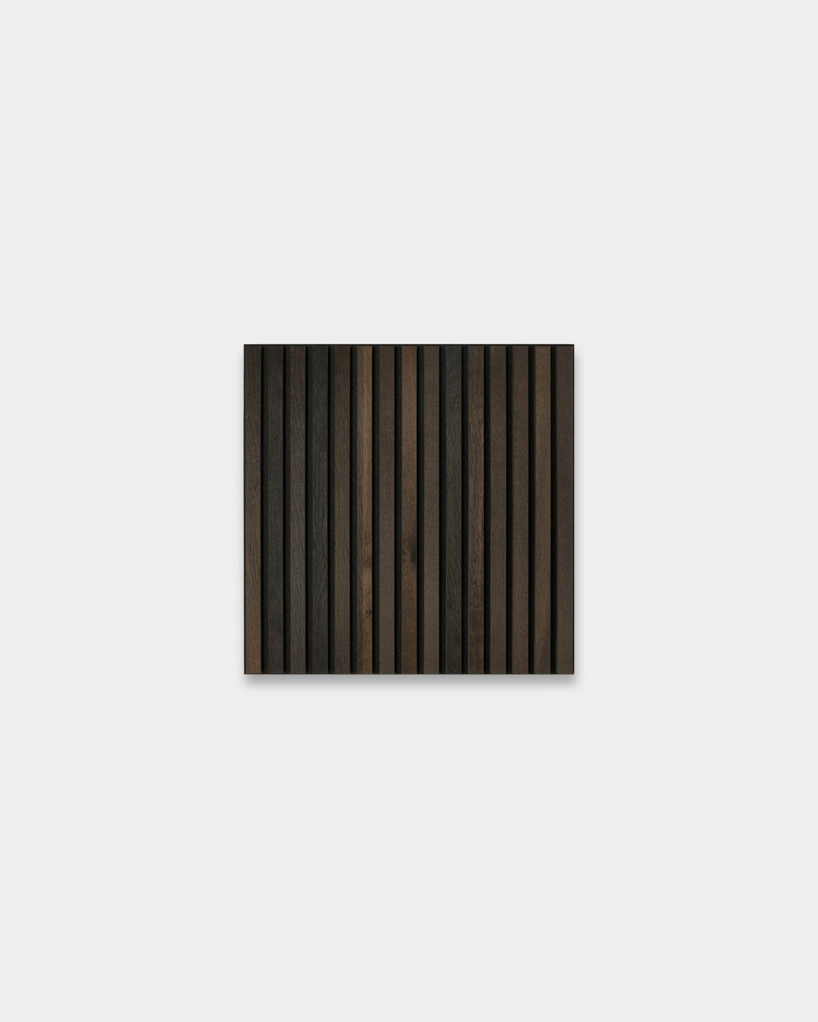WoodUpp Akupixel Smoked Oak Akoestisch paneel, 60x60 cm, rechthoekig met donkere en lichte brown houten latten op een lichtgrijze achtergrond in Scandinavische stijl.