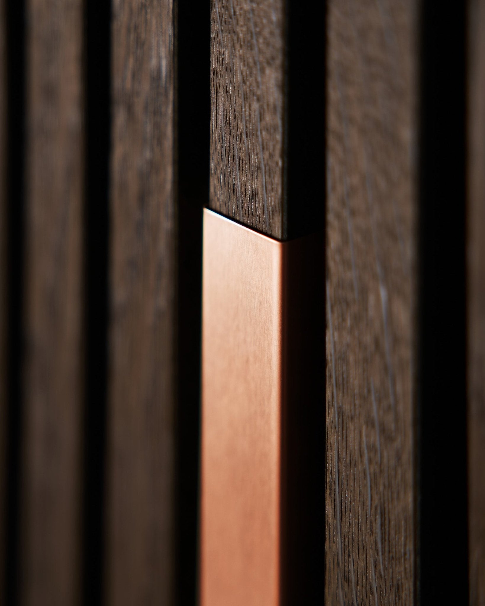 Gros plan sur WoodUpp Akupanel Liva | Cache en Copper, 60 cm, montrant des lattes acoustiques en bois vertical avec une finition copper pour apporter texture et contraste.