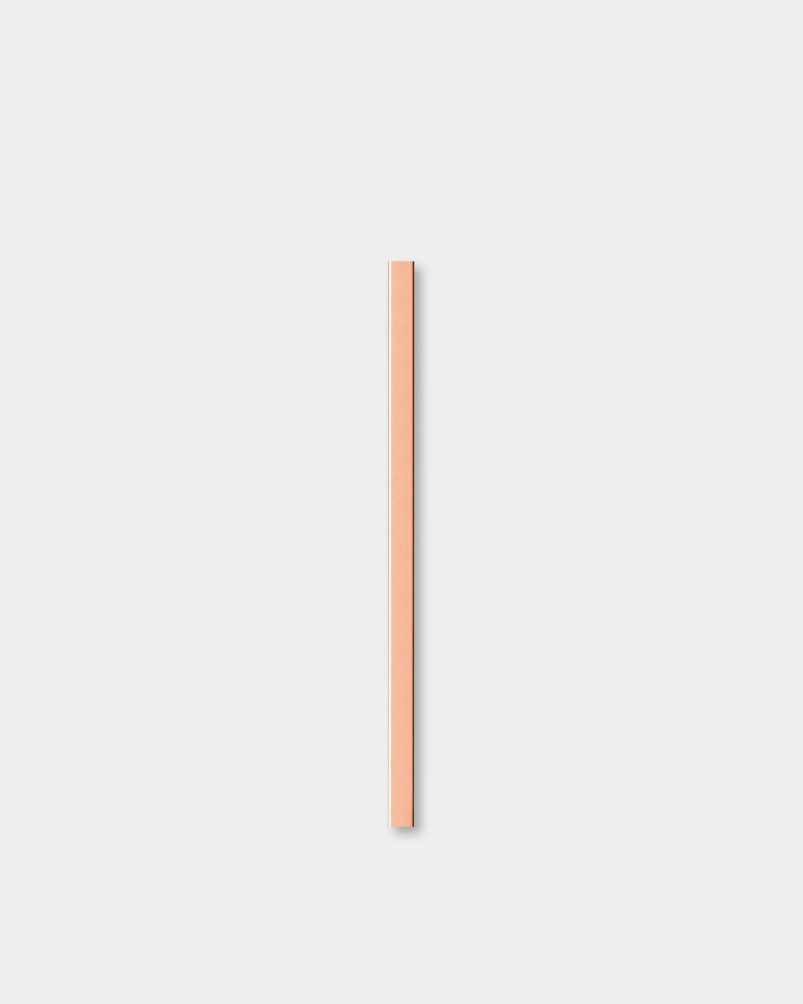 Le Liva | Cover / Copper, 60 cm Panneau acoustique de WoodUpp se dresse à la verticale sur un fond gris clair uni.