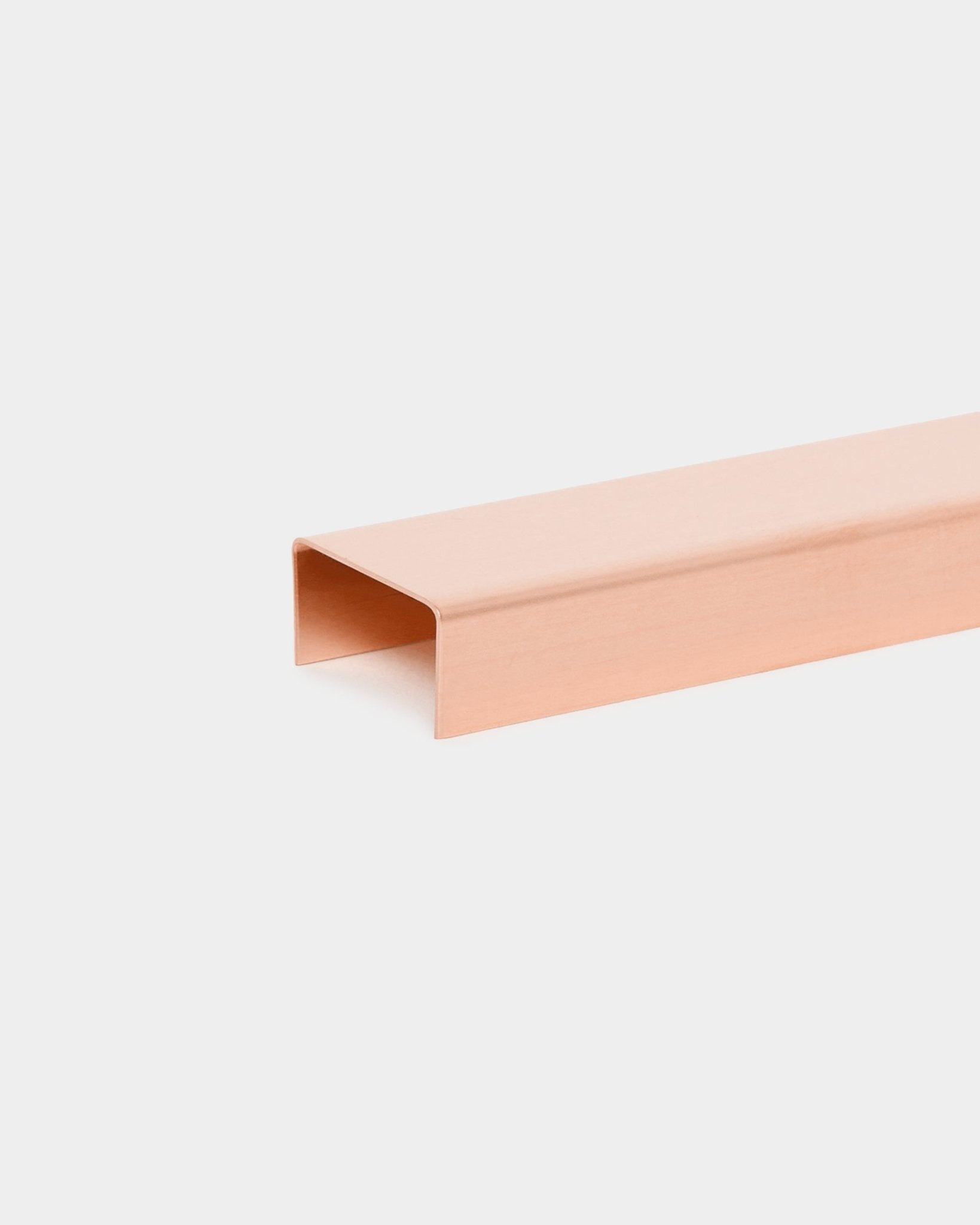 Liva Cover en copper, 120 cm par WoodUpp — une barre en U minimaliste copper, conçue pour compléter les panneaux acoustiques ou servir de cache en métal.