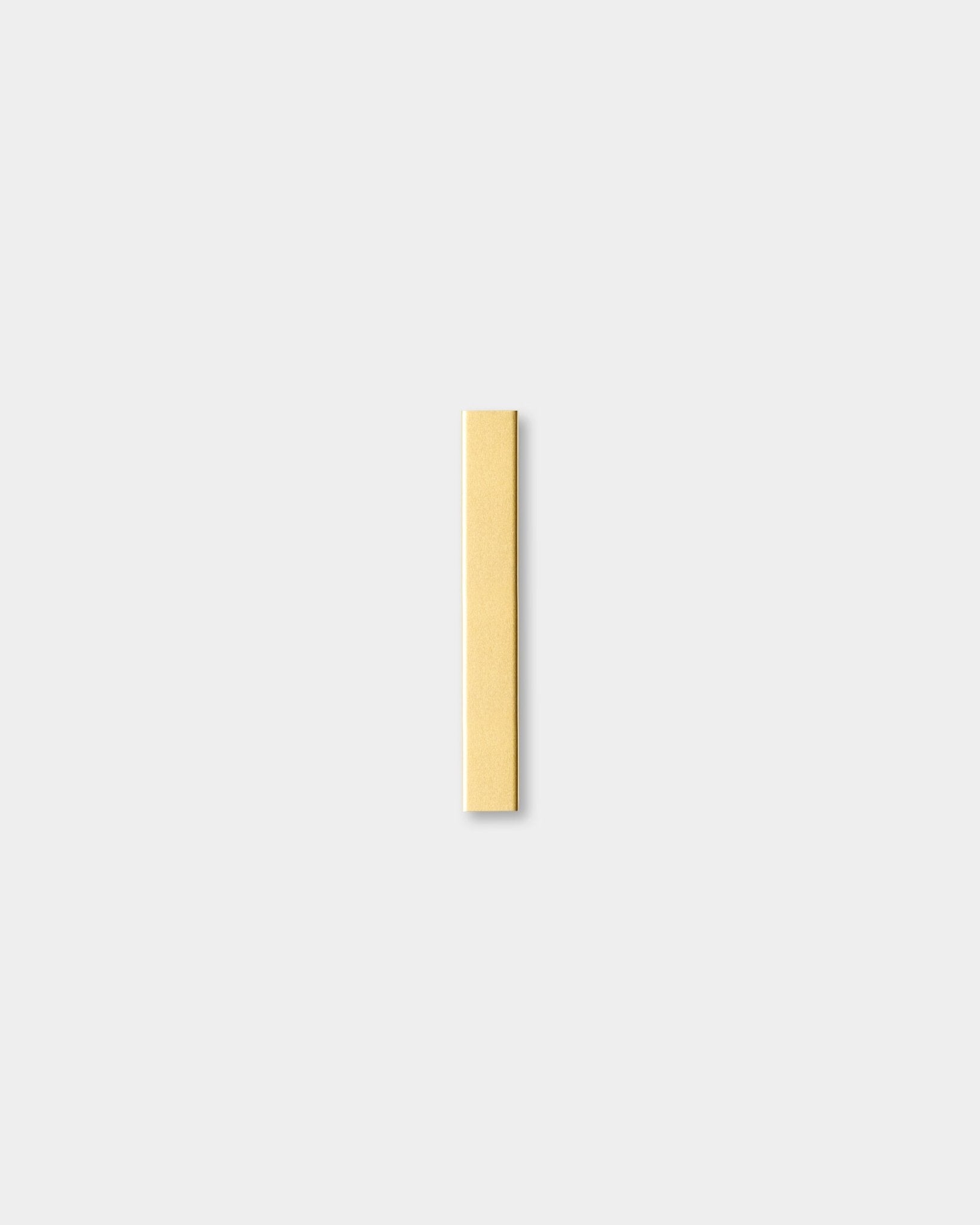 Panneau vertical Panneau acoustique unique de la collection Liva de WoodUpp, en beige avec des accents brass, large de 20 cm, centré sur un fond uni gris clair.
