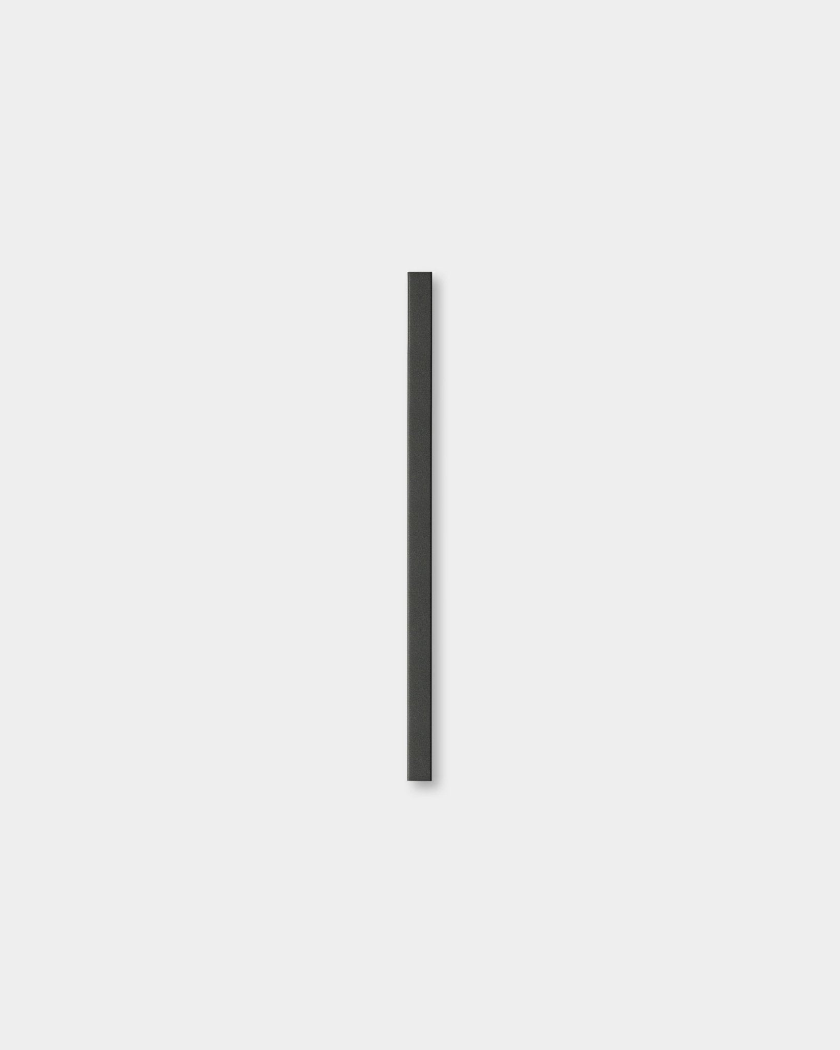 De Liva | Cover / Black Aluminum 60 cm van WoodUpp is een minimalistisch Akoestisch paneel met één black vertical lijn op een lichtgrijze achtergrond.