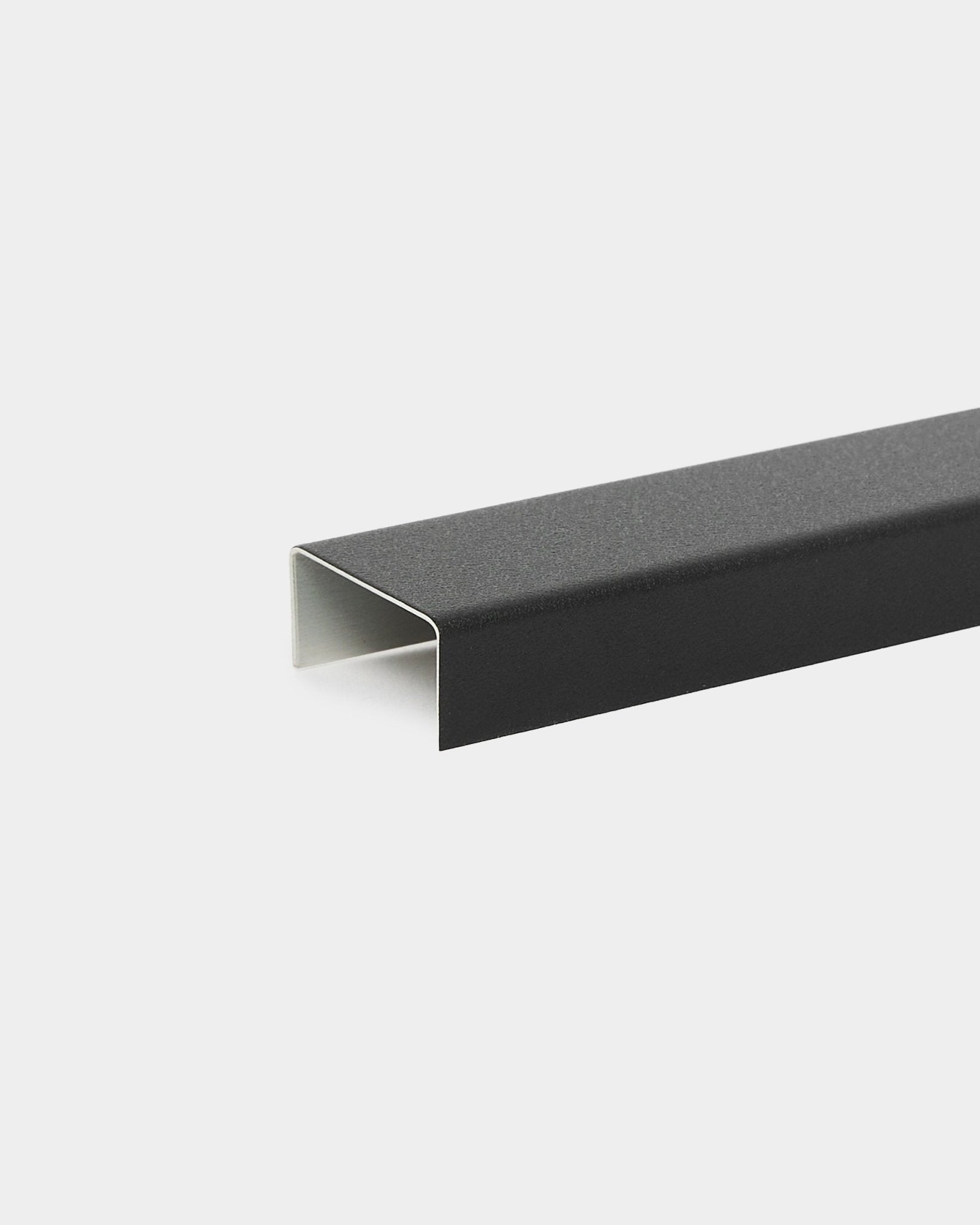 Cover en aluminium Liva Black (60 cm) par WoodUpp, conçu comme accessoire ou finition métallique pour des panneaux acoustiques ou des installations murales décoratives.