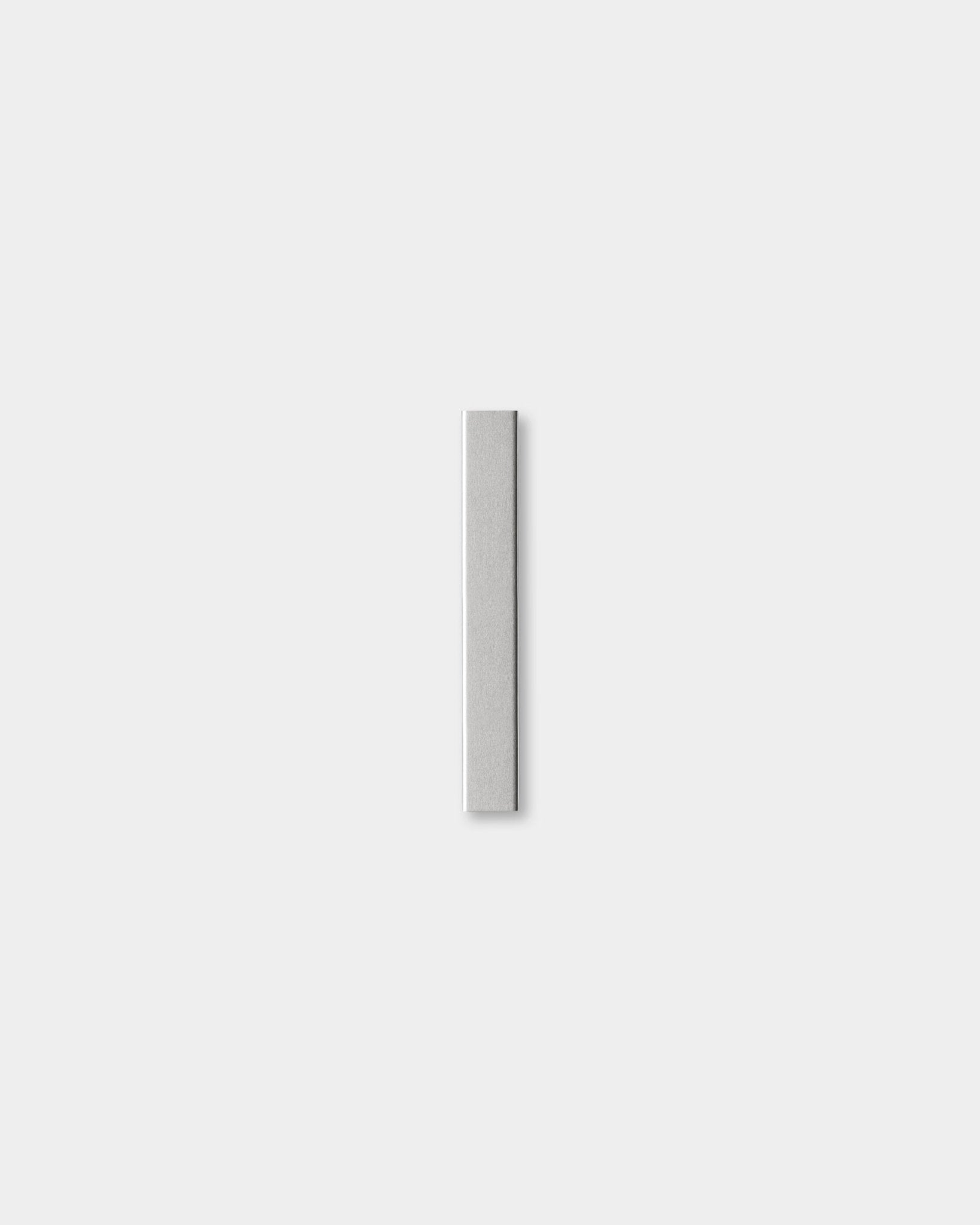 Liva | Cover par WoodUpp, un accessoire Panneau acoustique poli en steel (20 cm), est centré sur un fond gris clair.